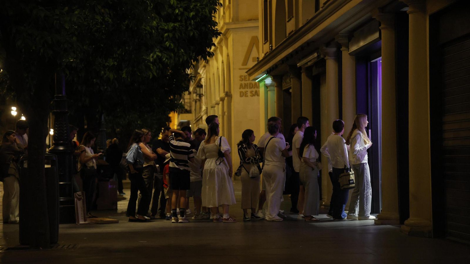 Colas en una heladería de la Avenida de la Constitución.