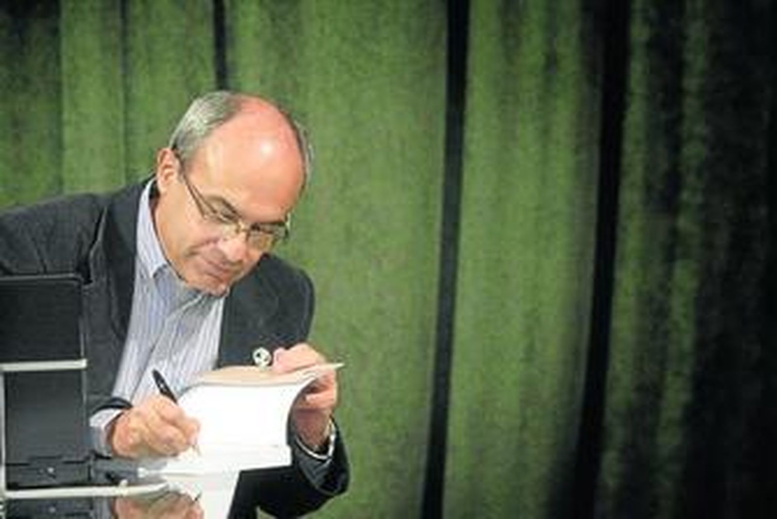 Andrés Bolufer firma un ejemplar de su libro.