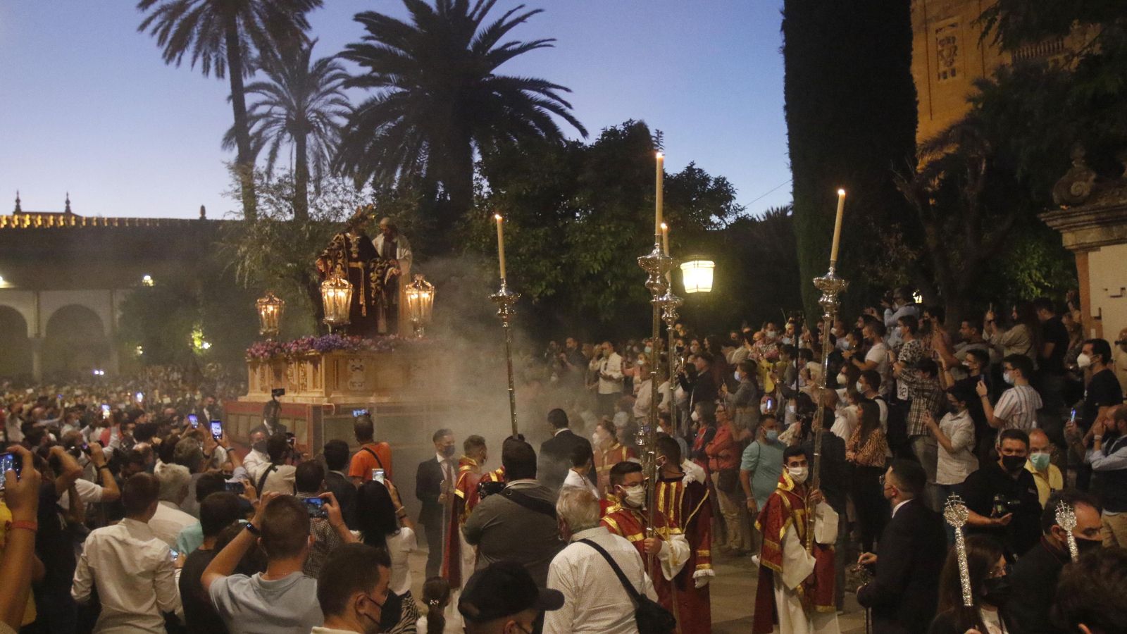 Numerosos fieles presenciaron en el Patio de los Naranjos la salida del Señor de la Salud.