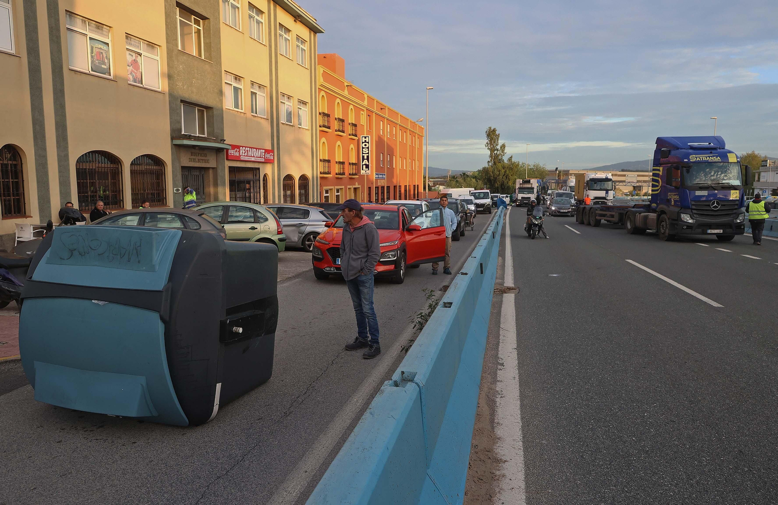 El nuevo corte de la A7 por los huelguistas de Acerinox, en imágenes