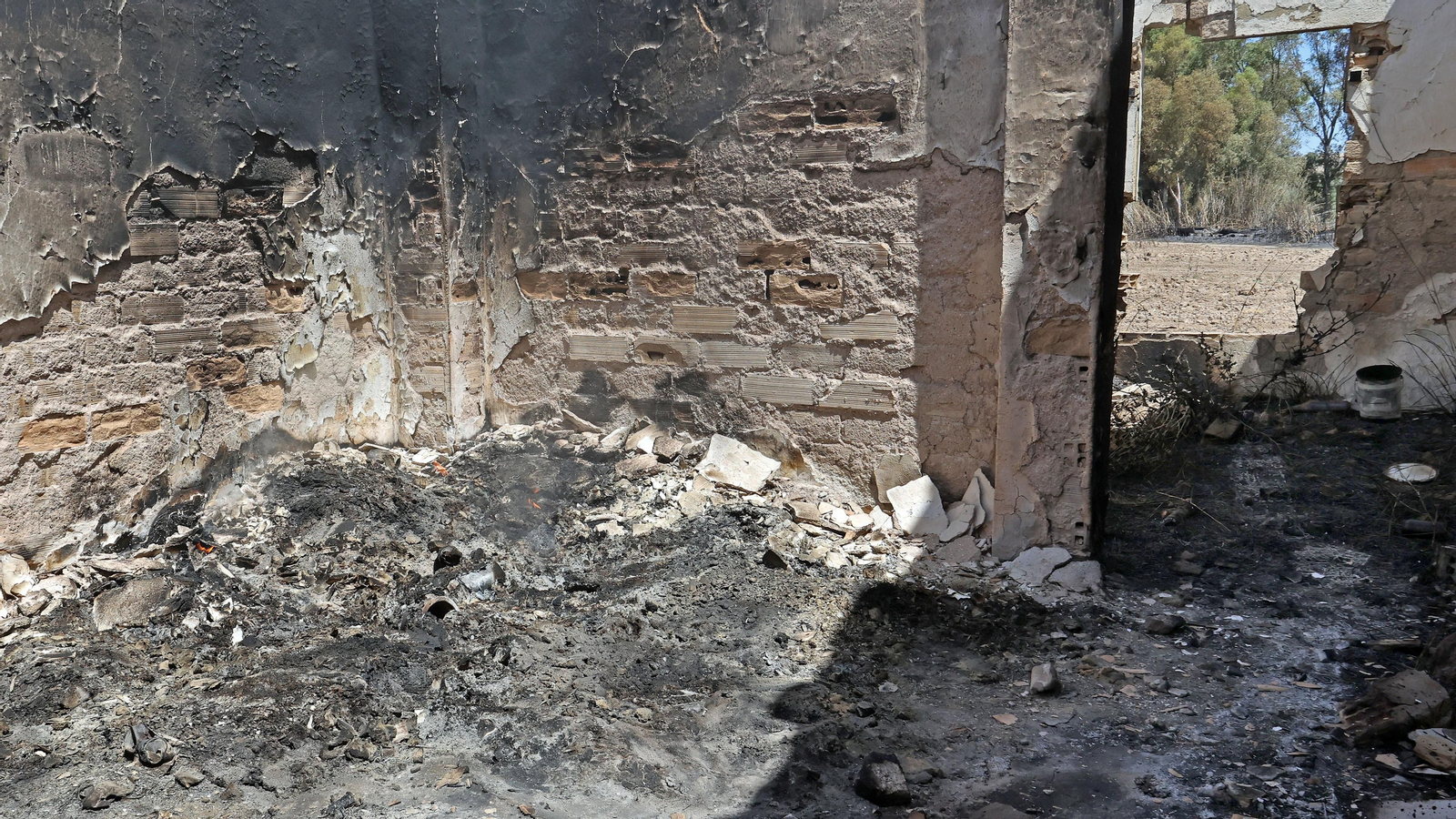 Infoca refresca la zona del incendio en La Ina