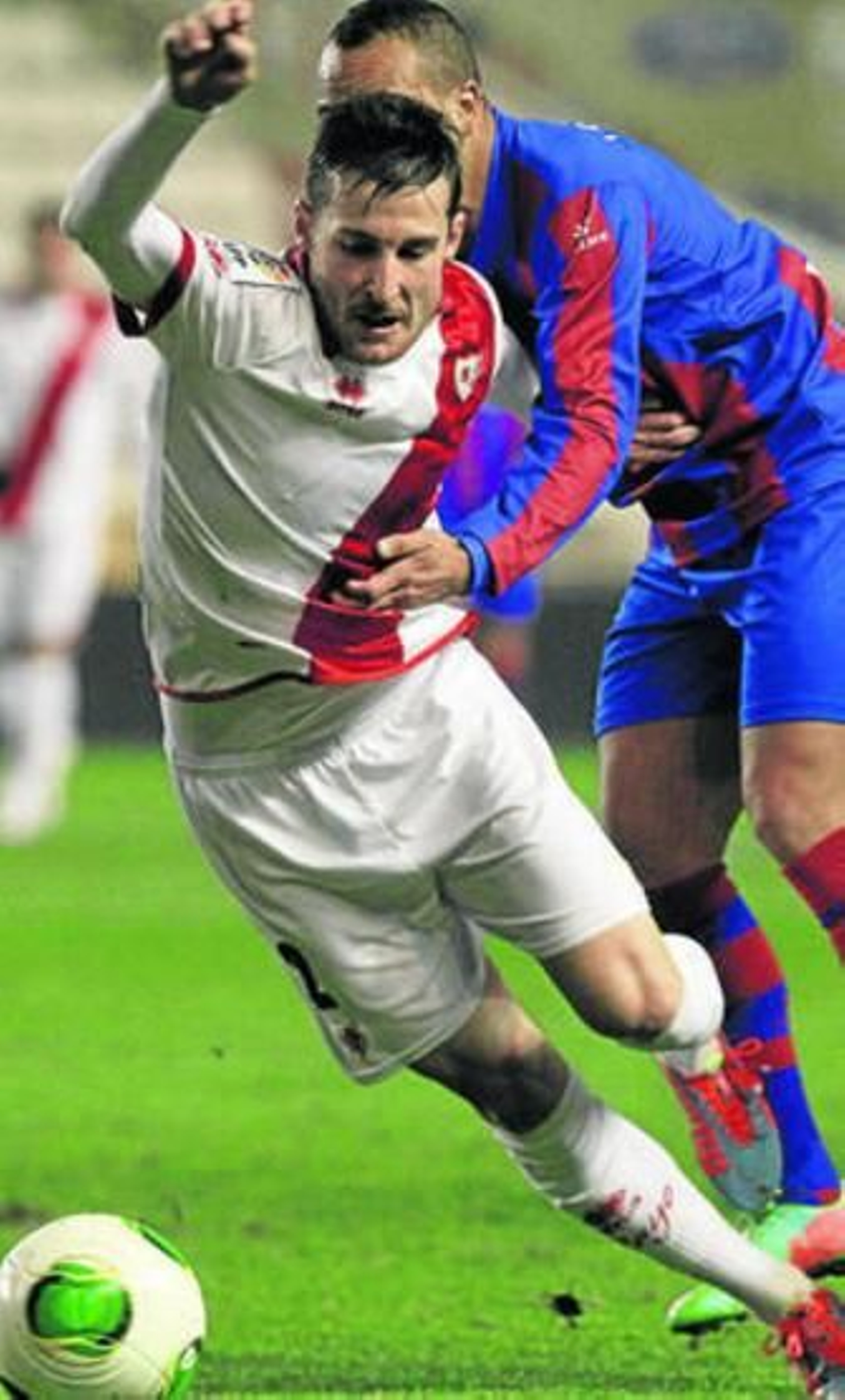 Tito pelea por el esférico con un jugador del Levante.