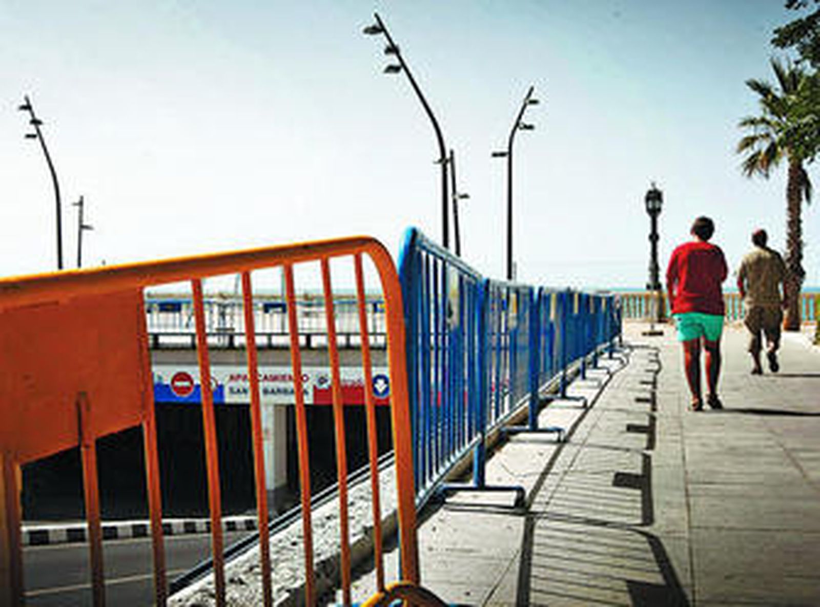 Obras de instalación de la nueva barandilla que rodea la entrada del aparcamiento de Santa Bárbara.