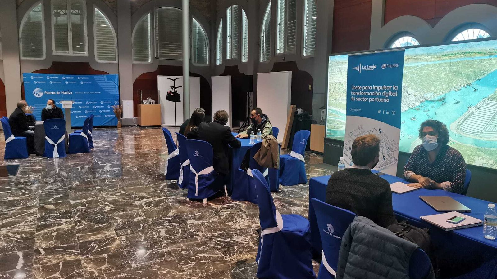 Primeros contactos con empresas en un encuentro celebrado hace unos días en las Cocheras del Puerto de Huelva.