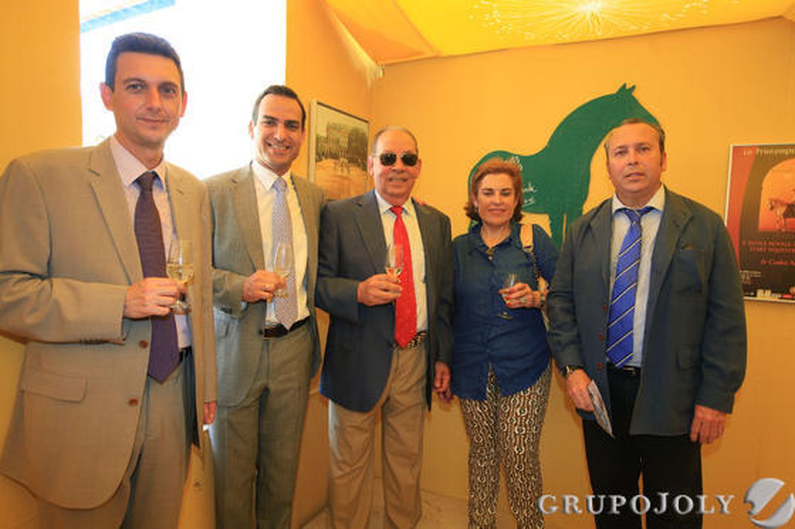El gerente y el director comercial de este medio Miguel Berraquero y Benjamín Sánchez, junto a Manuel Caballero, de Banco Sabadell, su padre Manuel Caballero Gordillo y Francisca Troya, en la caseta del Diario.

Foto: Vanesa Lobo
