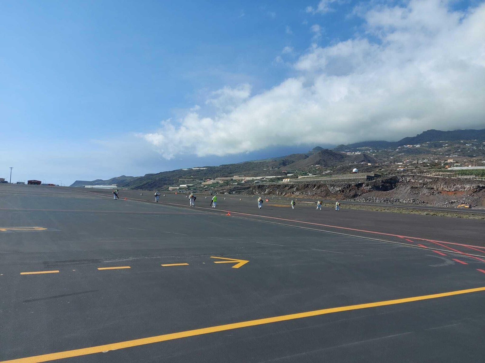 El aeropuerto de La Palma recupera la operatividad