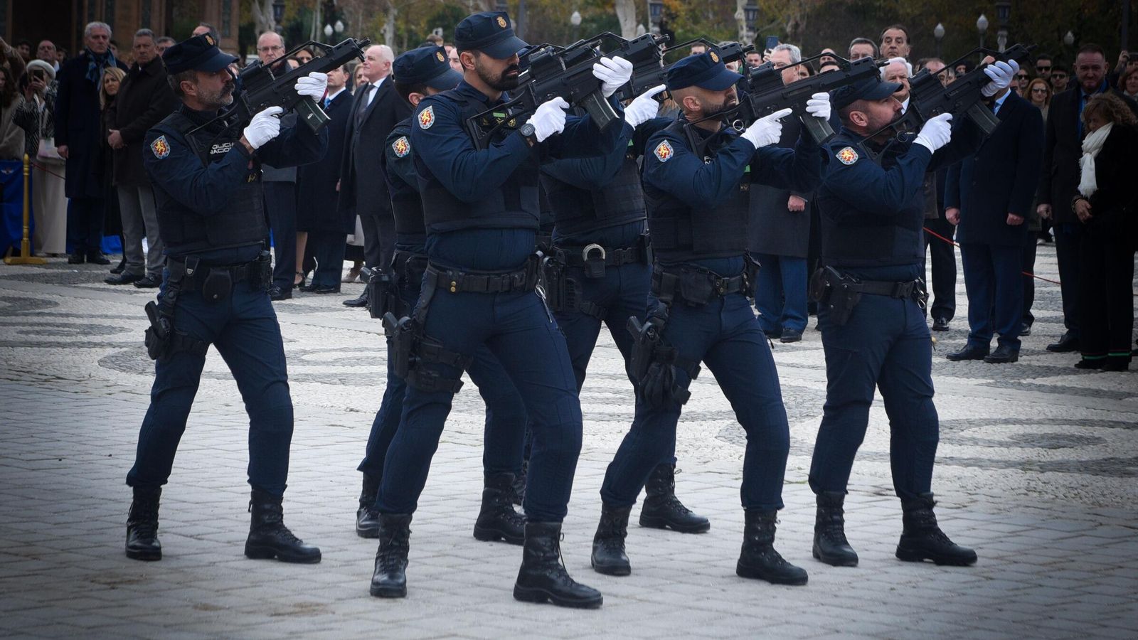 Salvas al aire tras el homenaje a los caídos en el Bicentenario de la Policía Nacional.