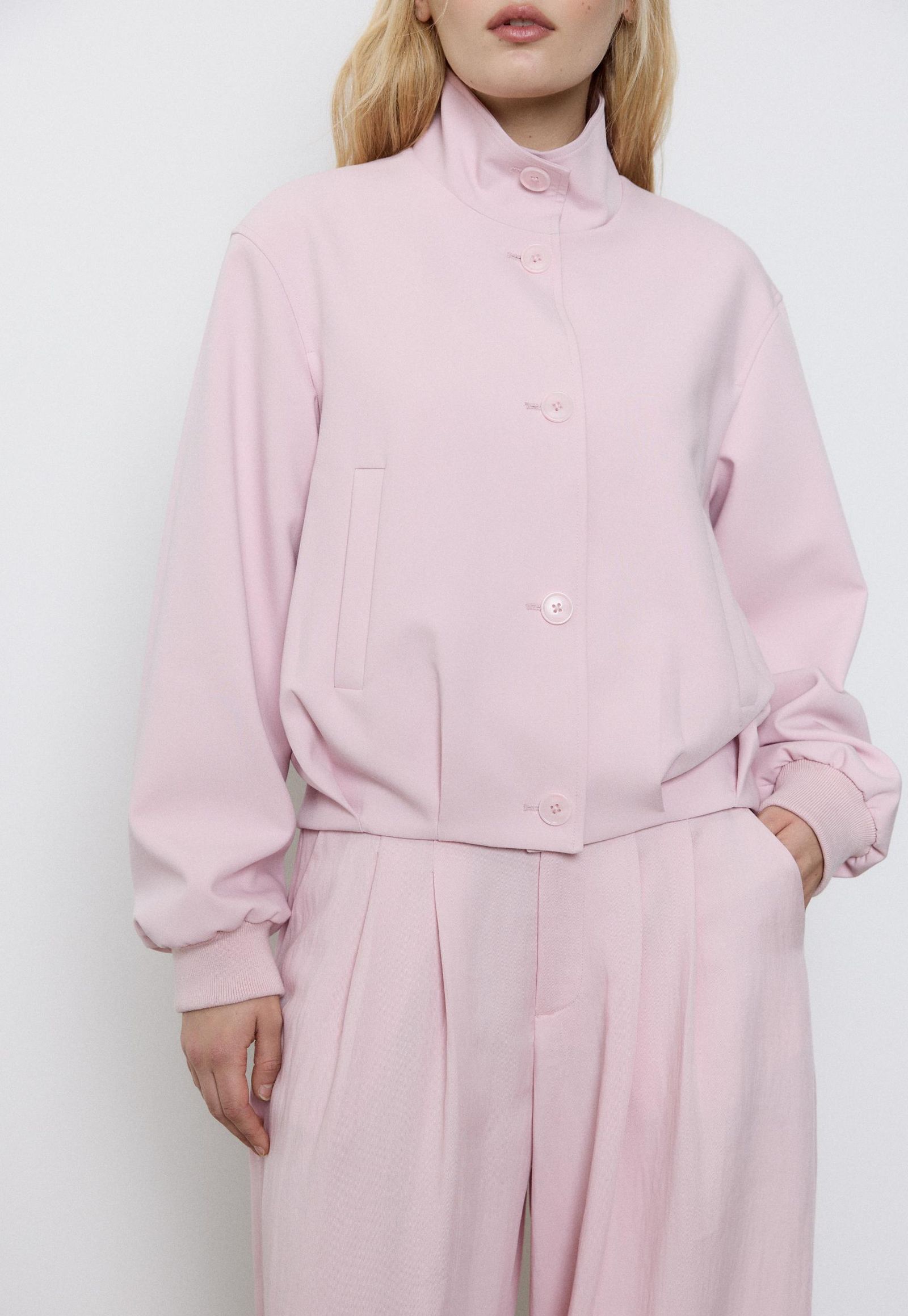 Bomber rosa de Stradivarius.