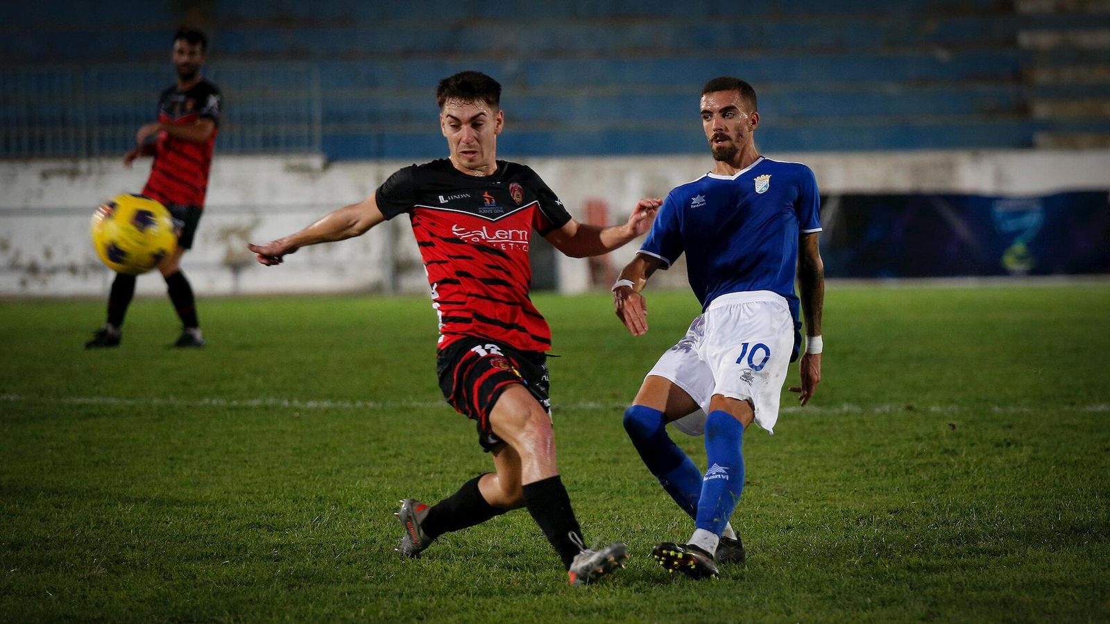 Alberto Ramos presiona a un jugador del Xerez CD. Alberto Ramos presiona a un jugador del Xerez CD.