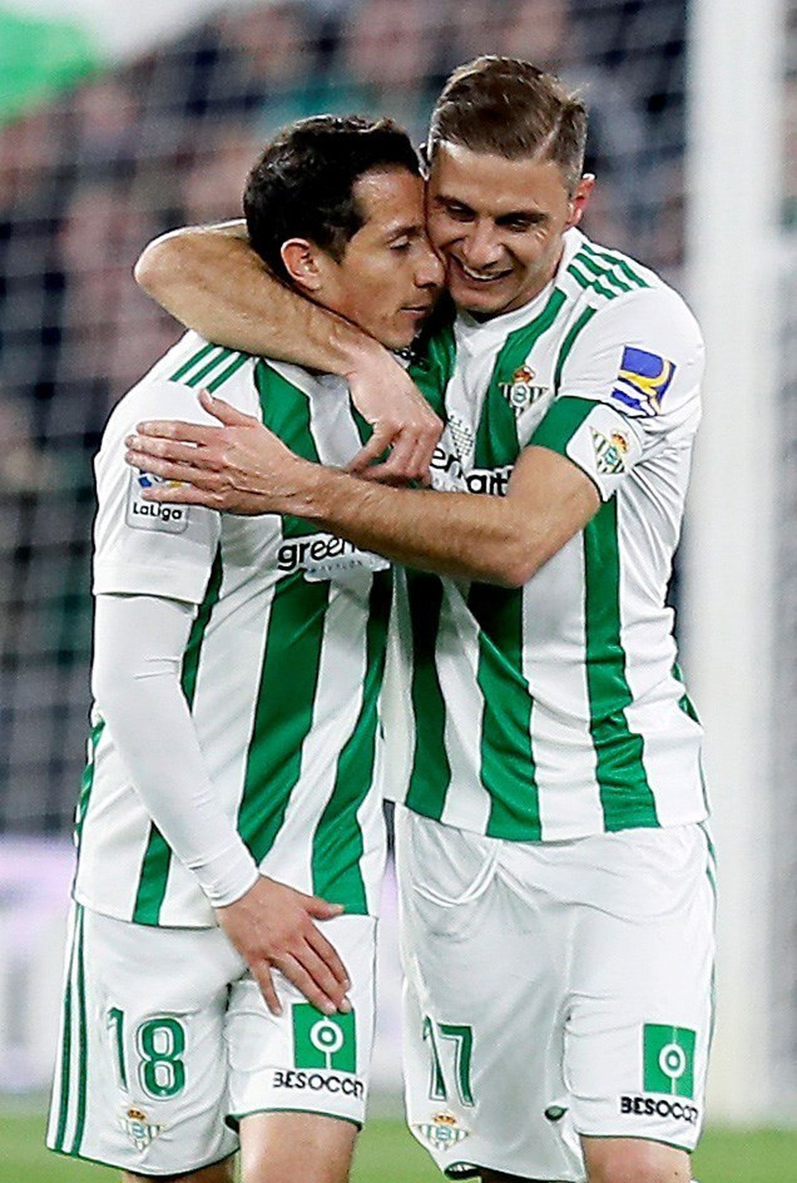 Guardado y Joaquín celebran uno de los goles ante el Leganés.