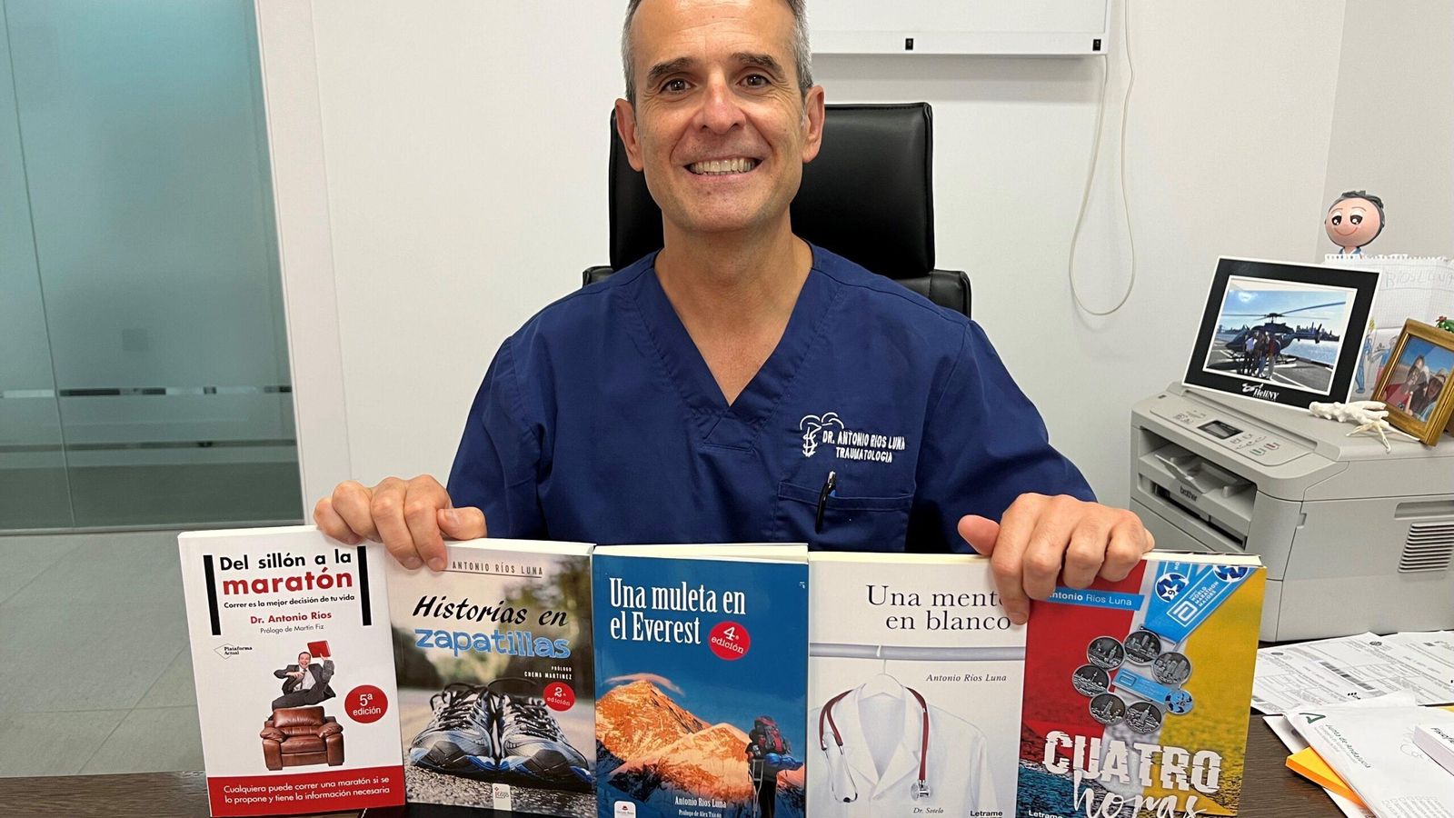 El doctor Antonio Ríos Luna posa con sus cinco obras anteriores.