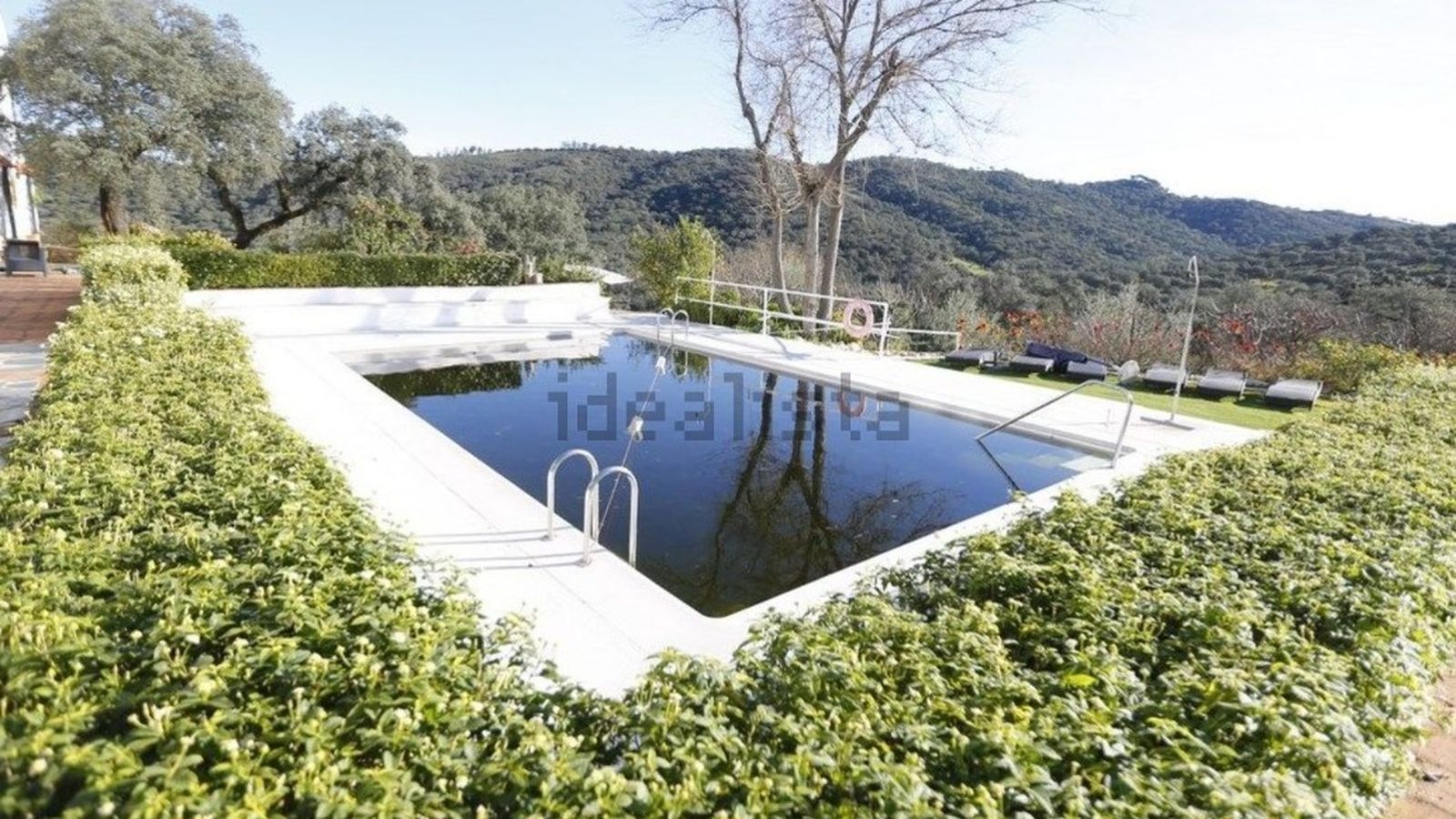 Una de las piscinas de la vivienda