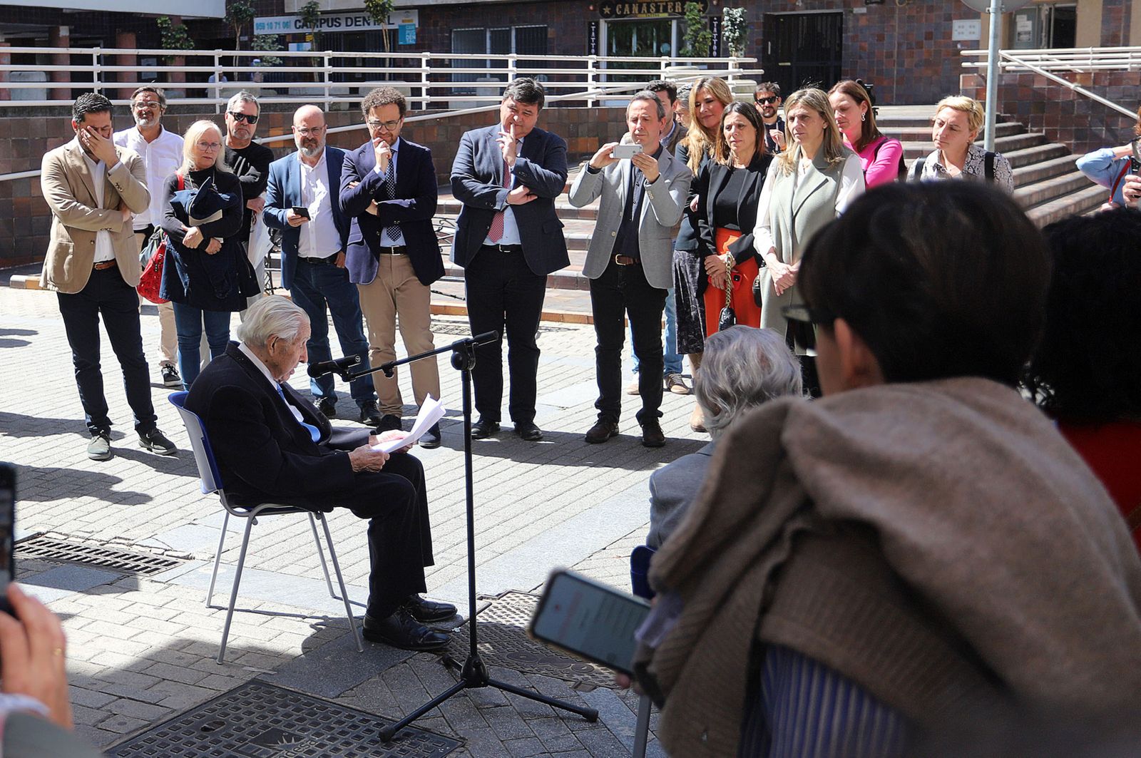 Imágenes del descubrimiento del relieve homenaje al poeta José Manuel de Lara