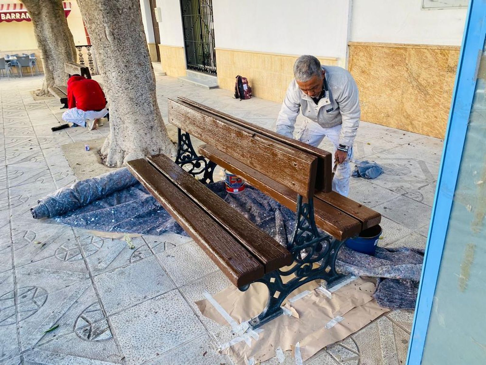 Trabajos de pintura en un banco de Dalías.