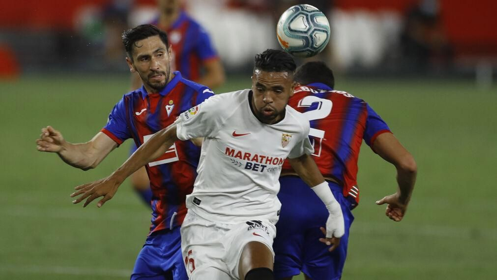 En-Nesyri pierde la referencia del balón ante los centrales Oliveira y Burgos.