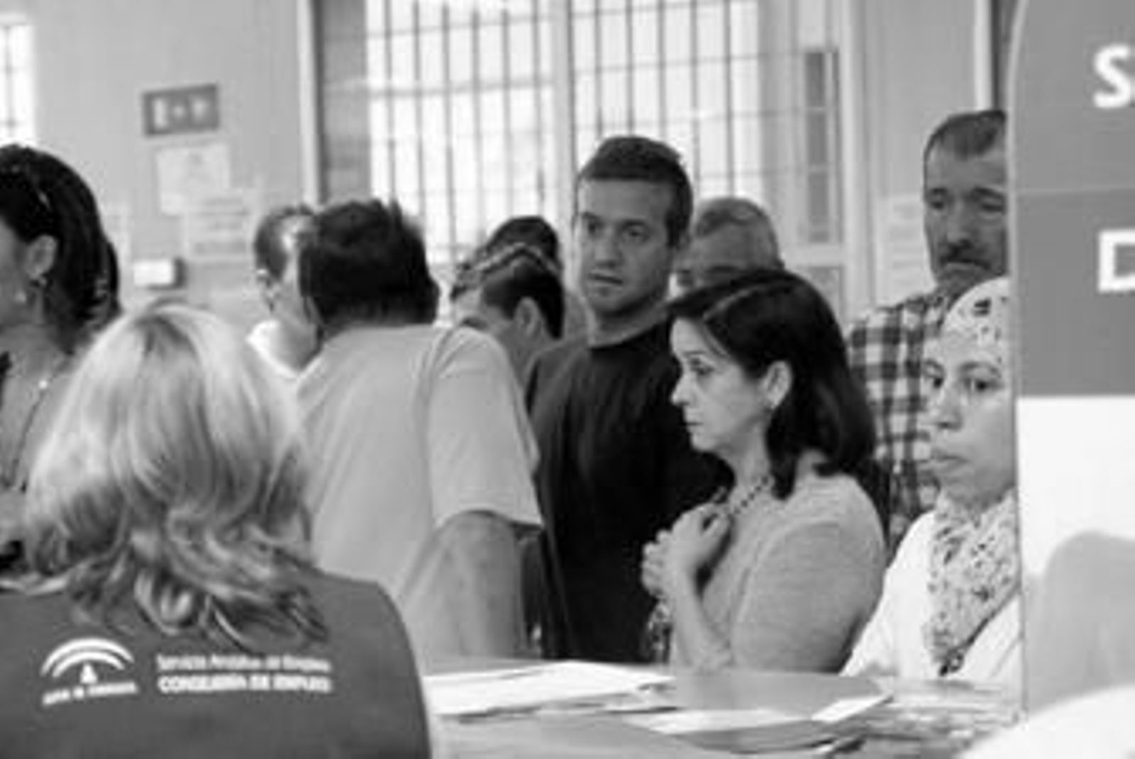 Numerosas personas esperan su turno ante los mostradores de la oficina del SAE de Algeciras, en una imagen reciente.