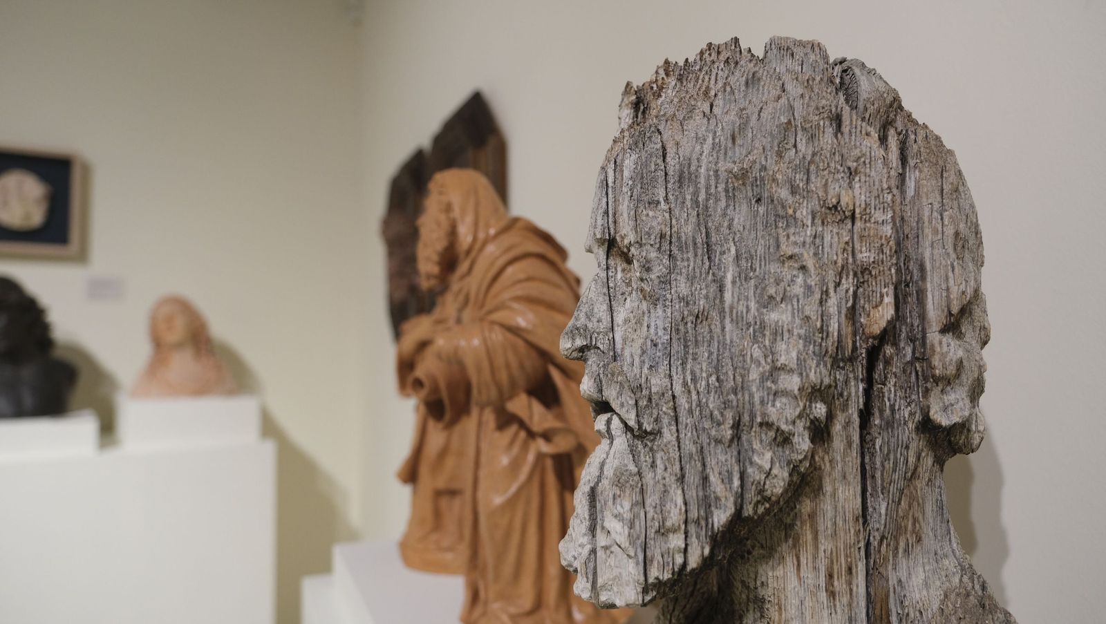 Las fotos de la exposición del escultor e imaginero Luis Álvarez Duarte en el MUREC