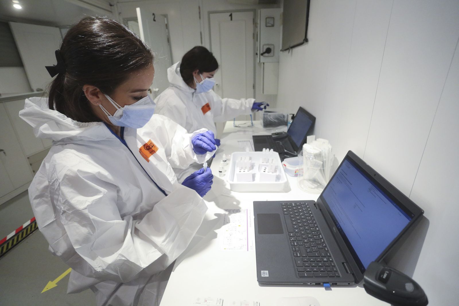 Sanitarias trabajan en una de las unidades móviles de cribados contra el Covid.