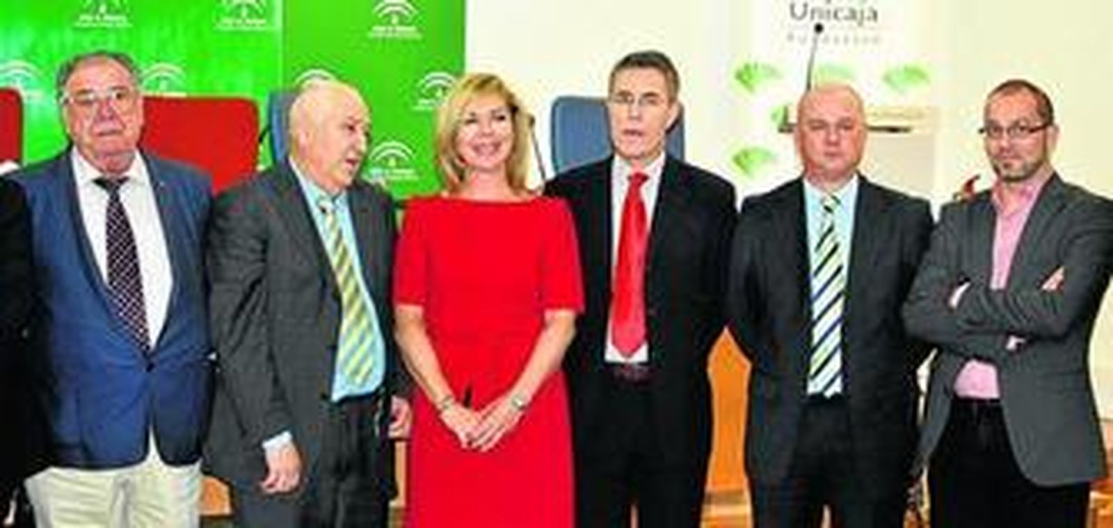 Los premiados, con la viceconsejera de Cultura y Deporte durante el acto de entrega de los premios en Huelva ayer.