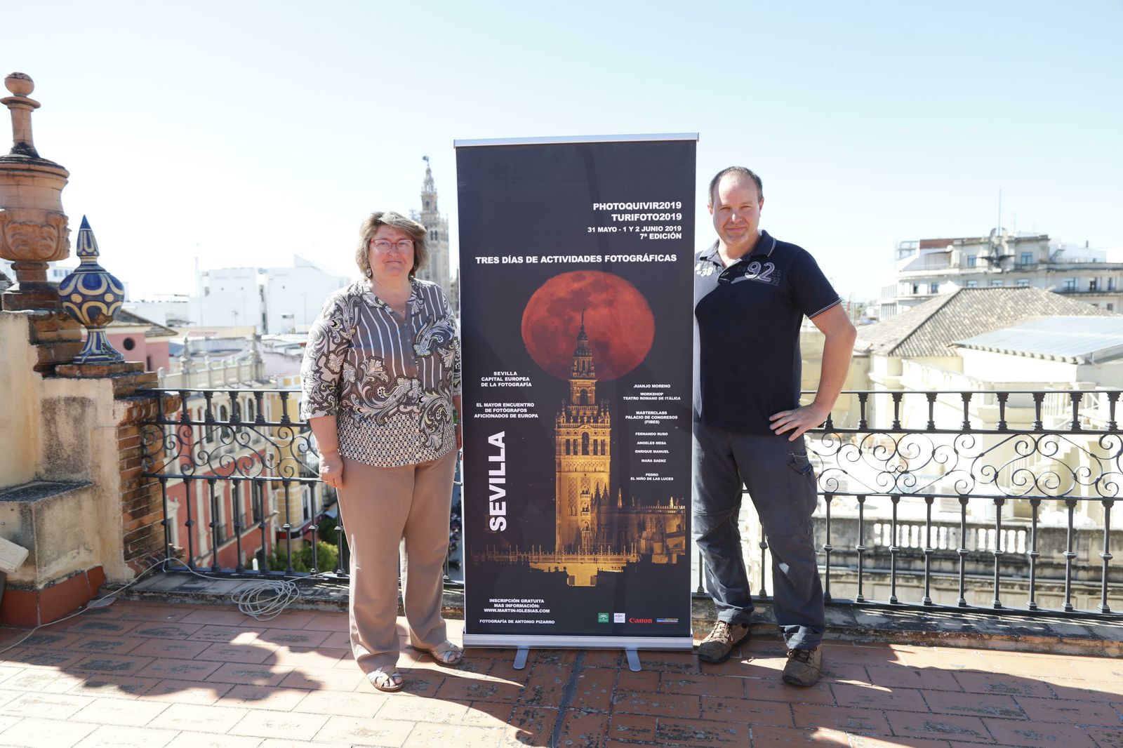 Presentación del VII Turifoto-Photoquivir con la directora general del Área de Participación Ciudadana del Ayuntamiento de Sevilla, Teresa García, y Carlos Romero, de Martín Iglesias.