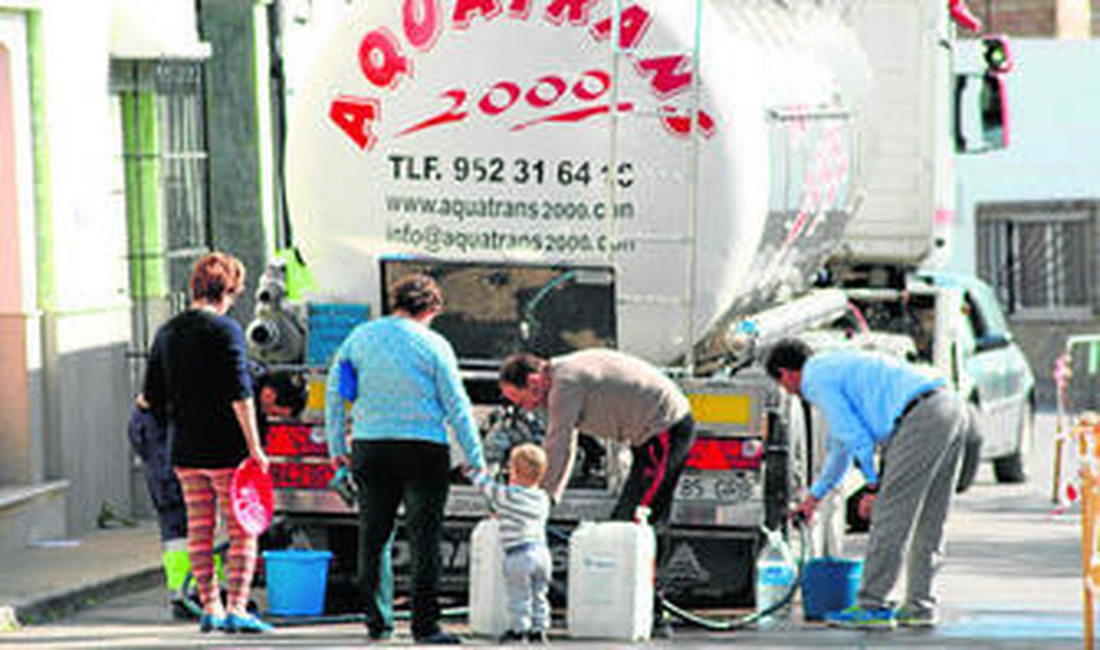 Los camiones cisternas vienen abasteciendo a los vecinos de Paterna y Medina desde el pasado viernes.