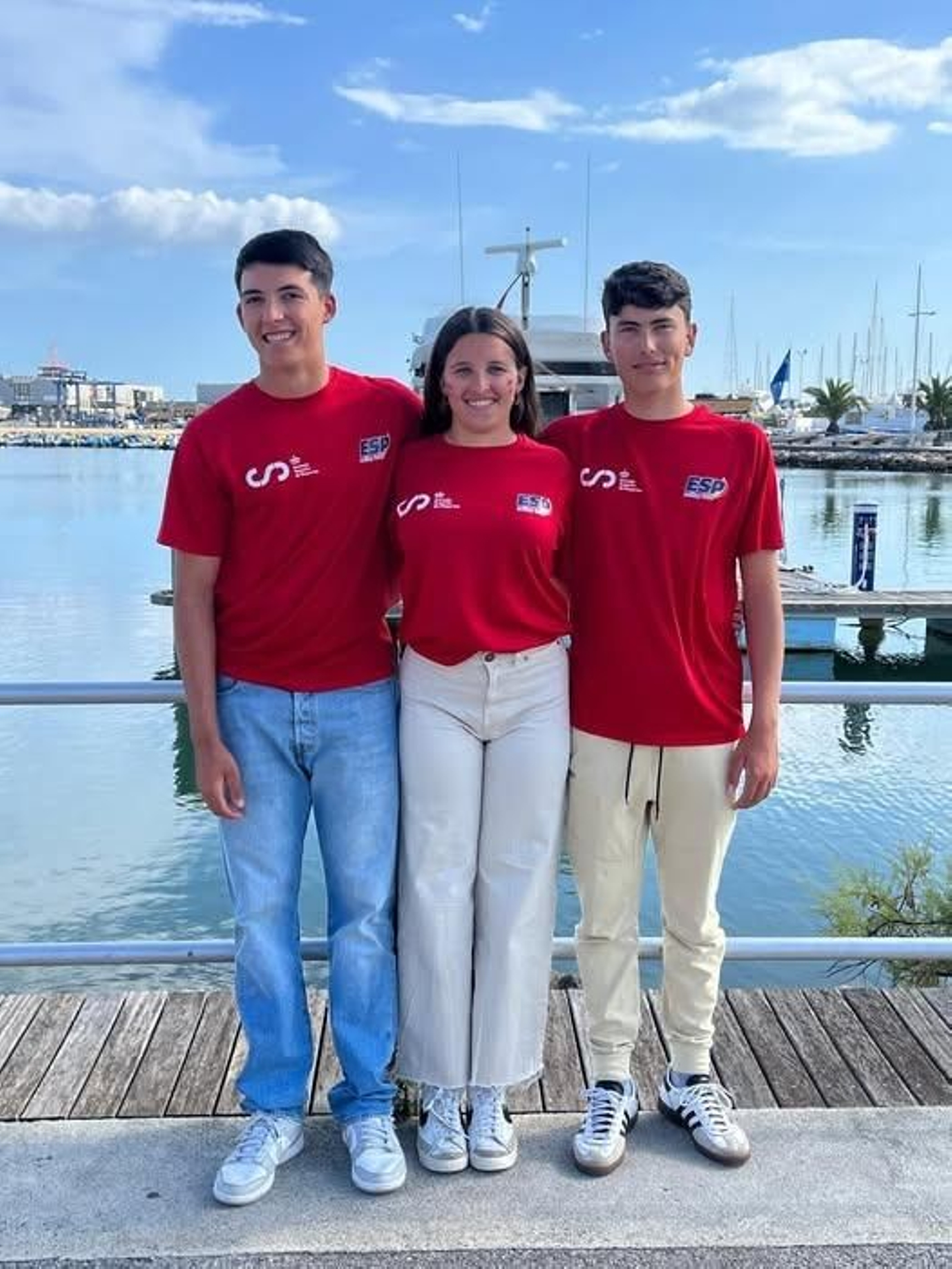 Los tres regatistas andaluces, con el combinado nacional