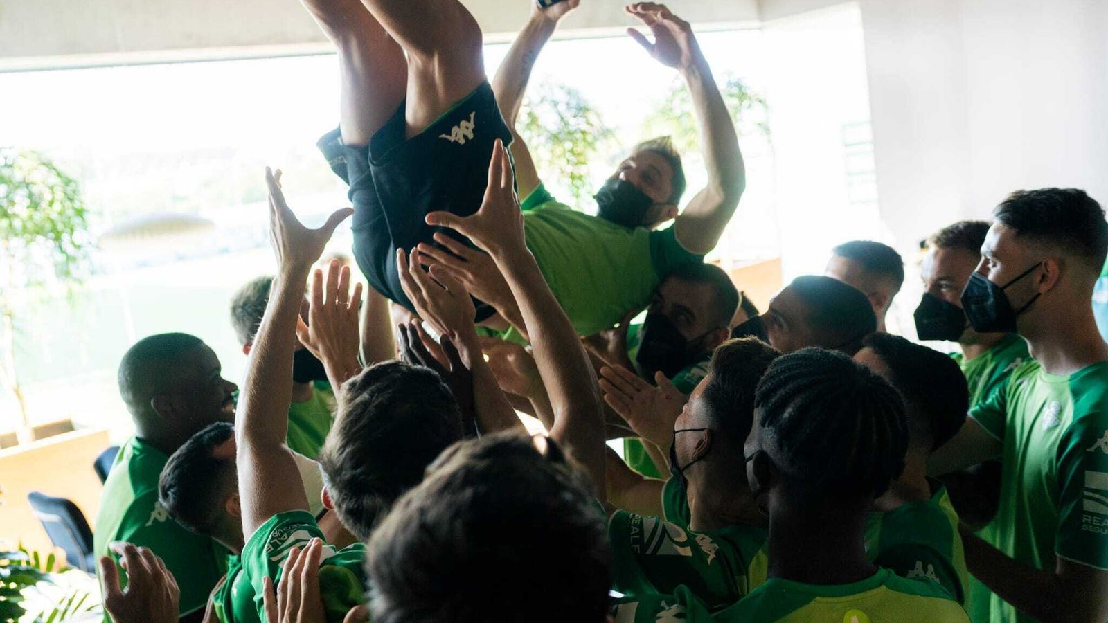 La plantilla del Betis mantea a Joaquín.