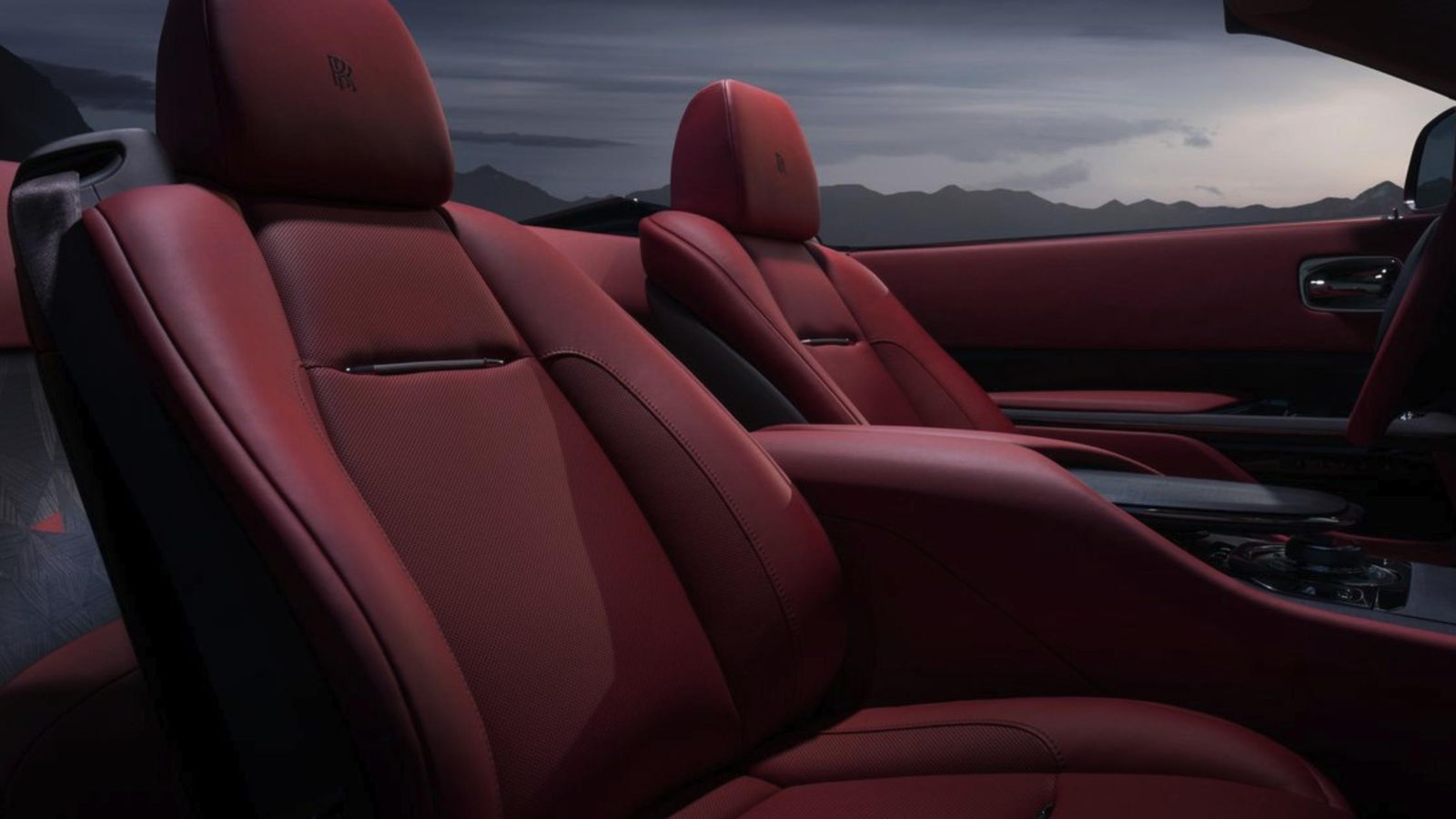 Los asientos están tapizados en cuero, combinando el Mystery rojo oscuro y el True Love rojo claro.