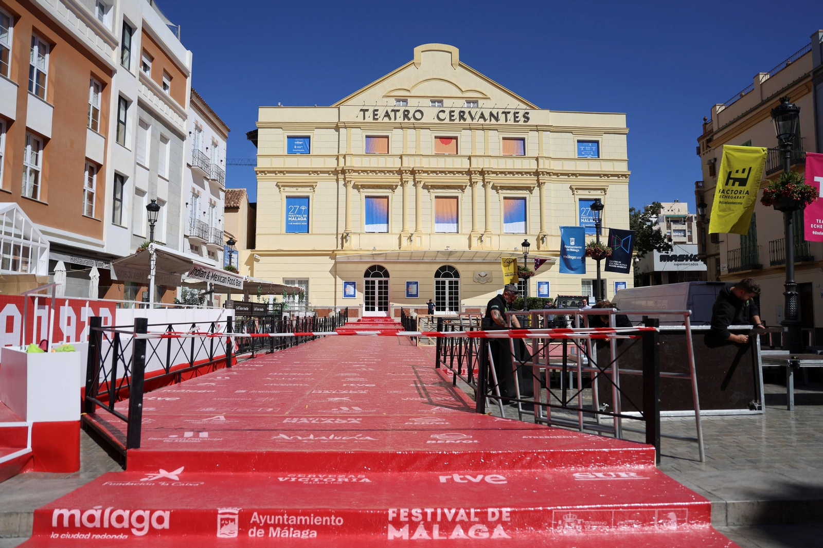 Últimos preparativos frente al Teatro Cervantes antes del arranque del Fesitval de Cine de Málaga 2024.
