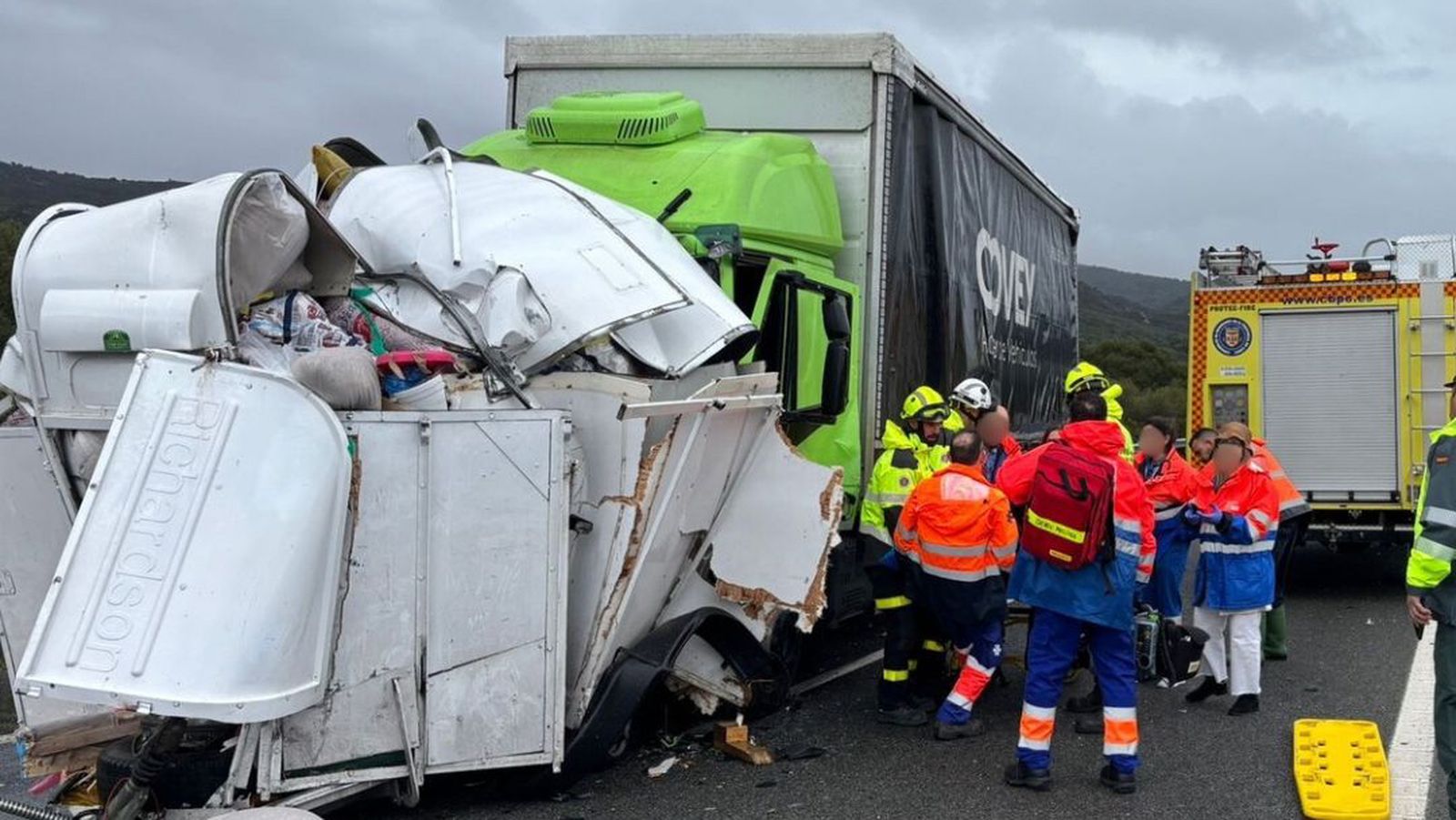 Bomberos y efetivos sanitarios, en el lugar del accidente.
