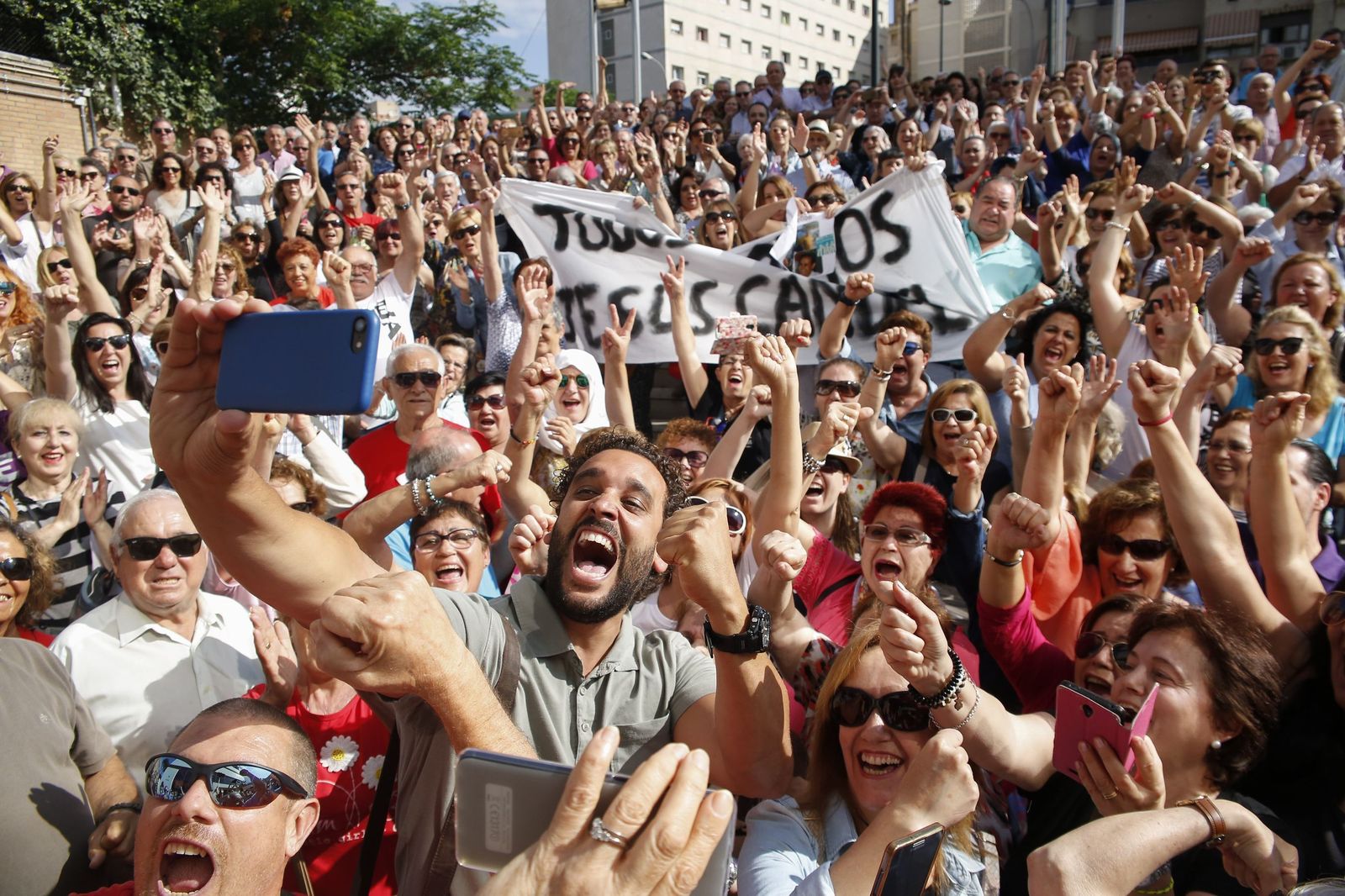 El médico granadino Jesús Candel, con sus seguidores, tras declarar en el juzgado en mayo pasado.