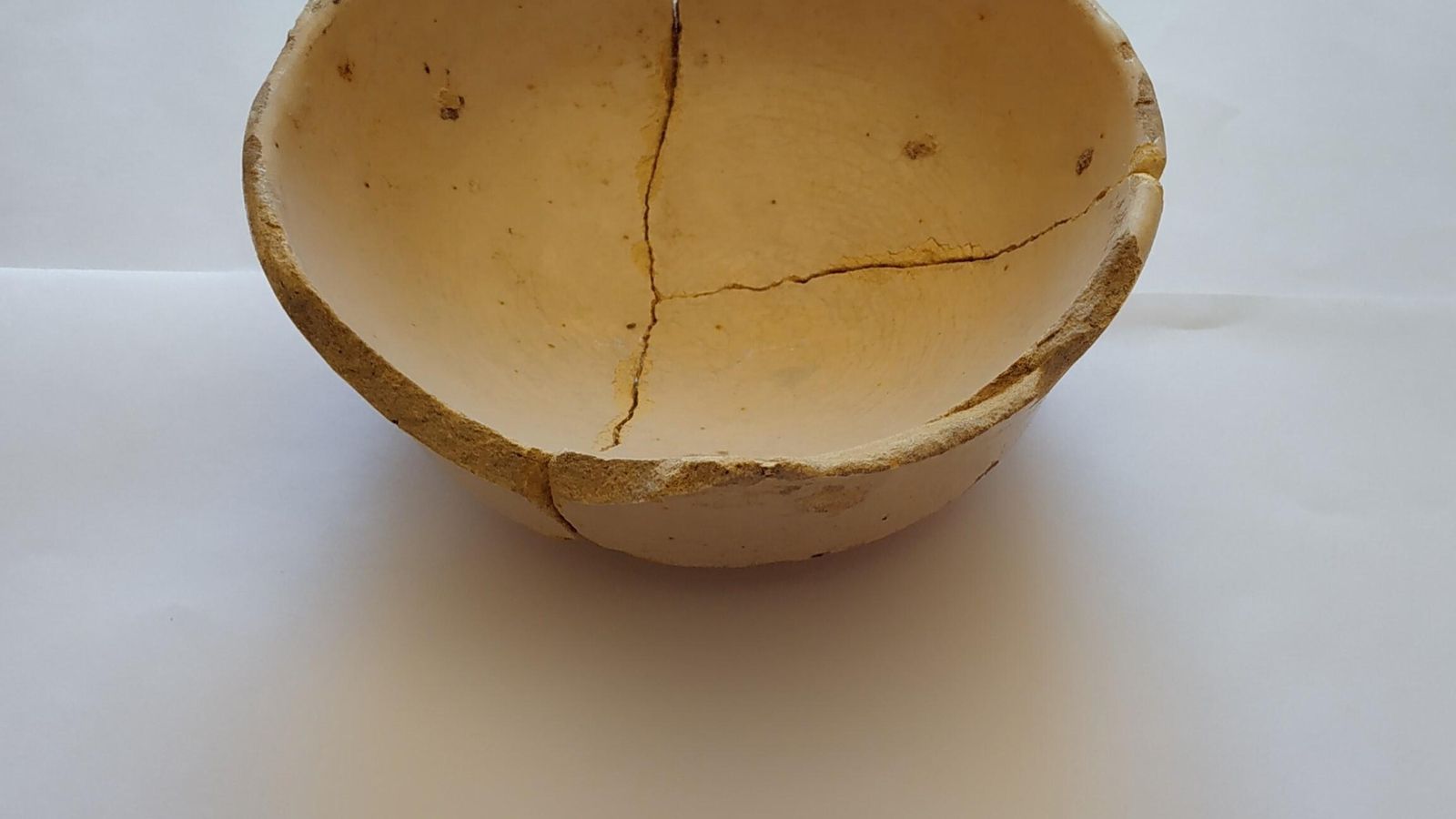 Una escudilla blanca.