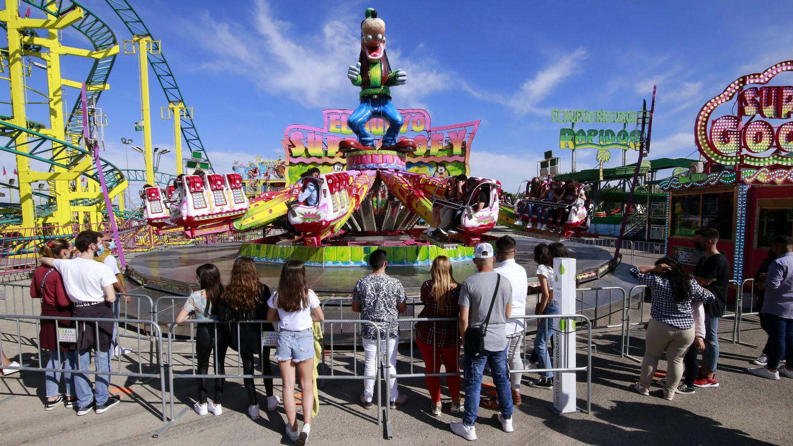 Los primeros visitantes, disfrutando esta tarde de los 'cacharritos'.