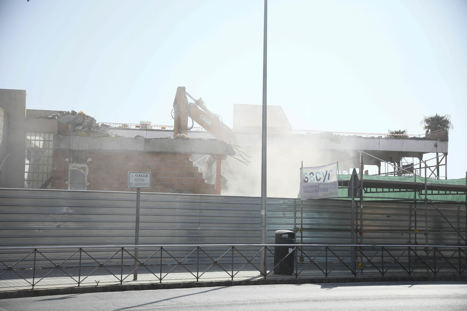 En la estación intermodal de Almería ya solo quedan escombros. Las imágenes
