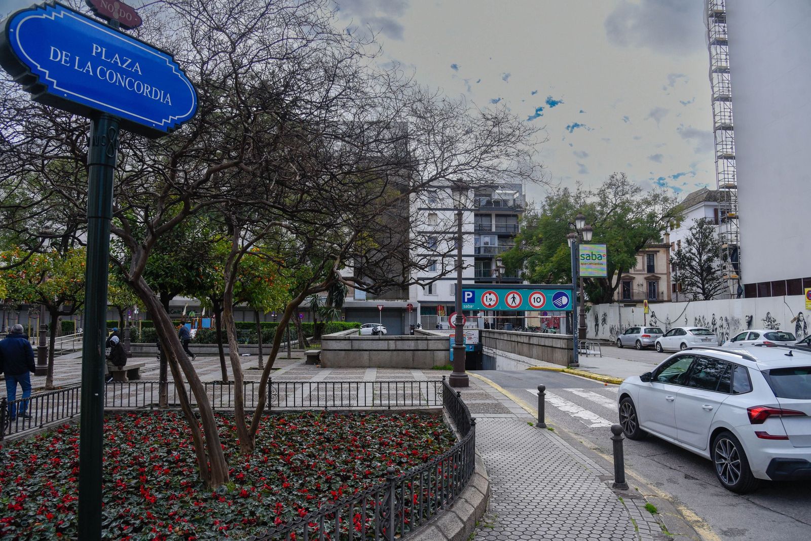 Entrada de vehículos en el parking rotatorio de la plaza de la Concordia.