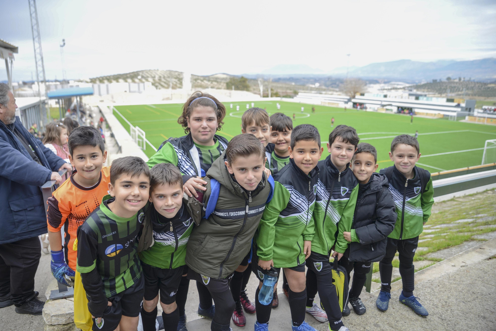 Más de 600 niños jiennenses juegan al fútbol para donar alimentos y juguetes en Navidad