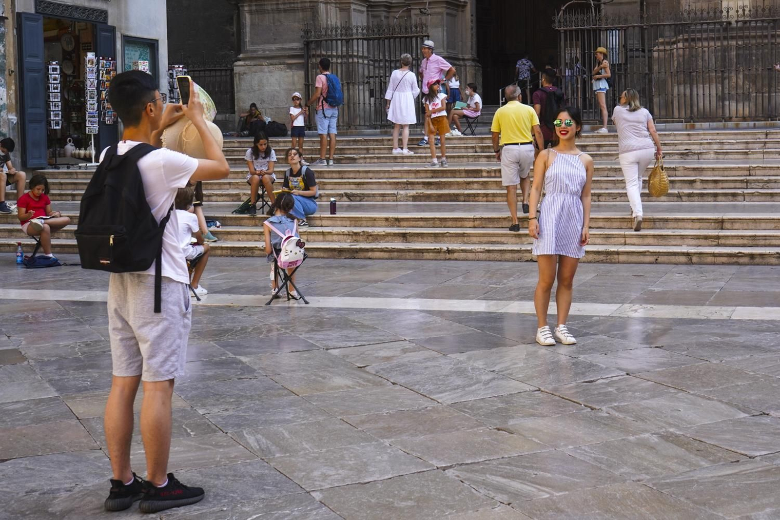 Dos turistas se fotografían frente a la Catedral de Granada