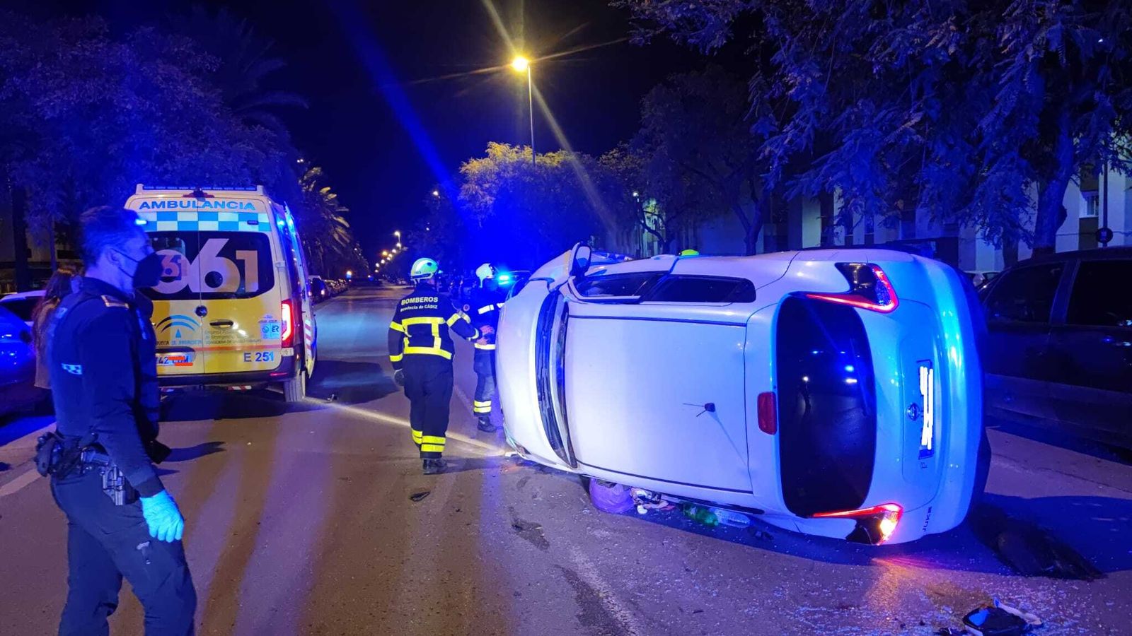 Policía, 061 y bomberos acudieron a la avenida de Arcos.