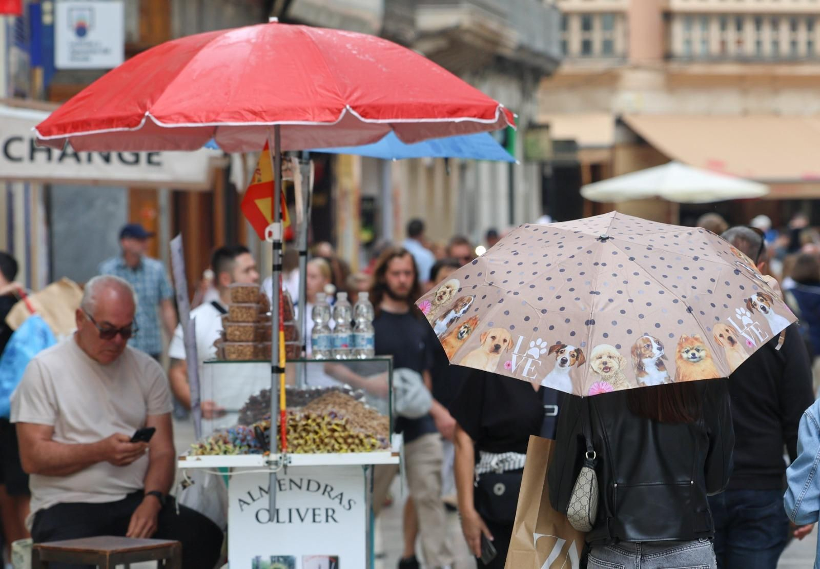 Paraguas en Málaga para protegerse de la lluvia.