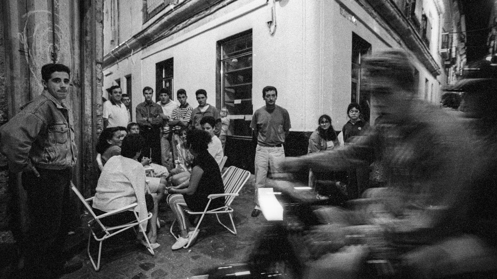 Vecinos del barrio de Santa María hacen guardia hace 25 años en la esquina entre las calles Botica y Teniente Andújar.