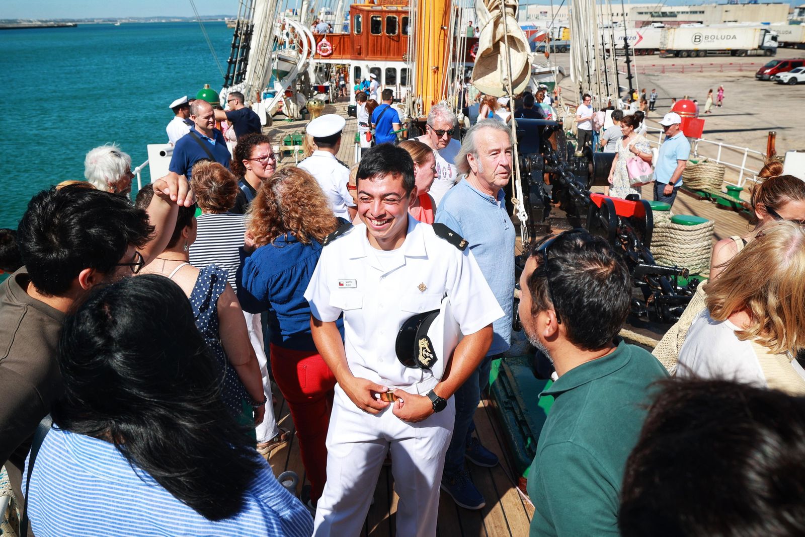 El gemelo del 'Elcano' está en Cádiz: las visitas al buque 'Esmeralda', en imágenes