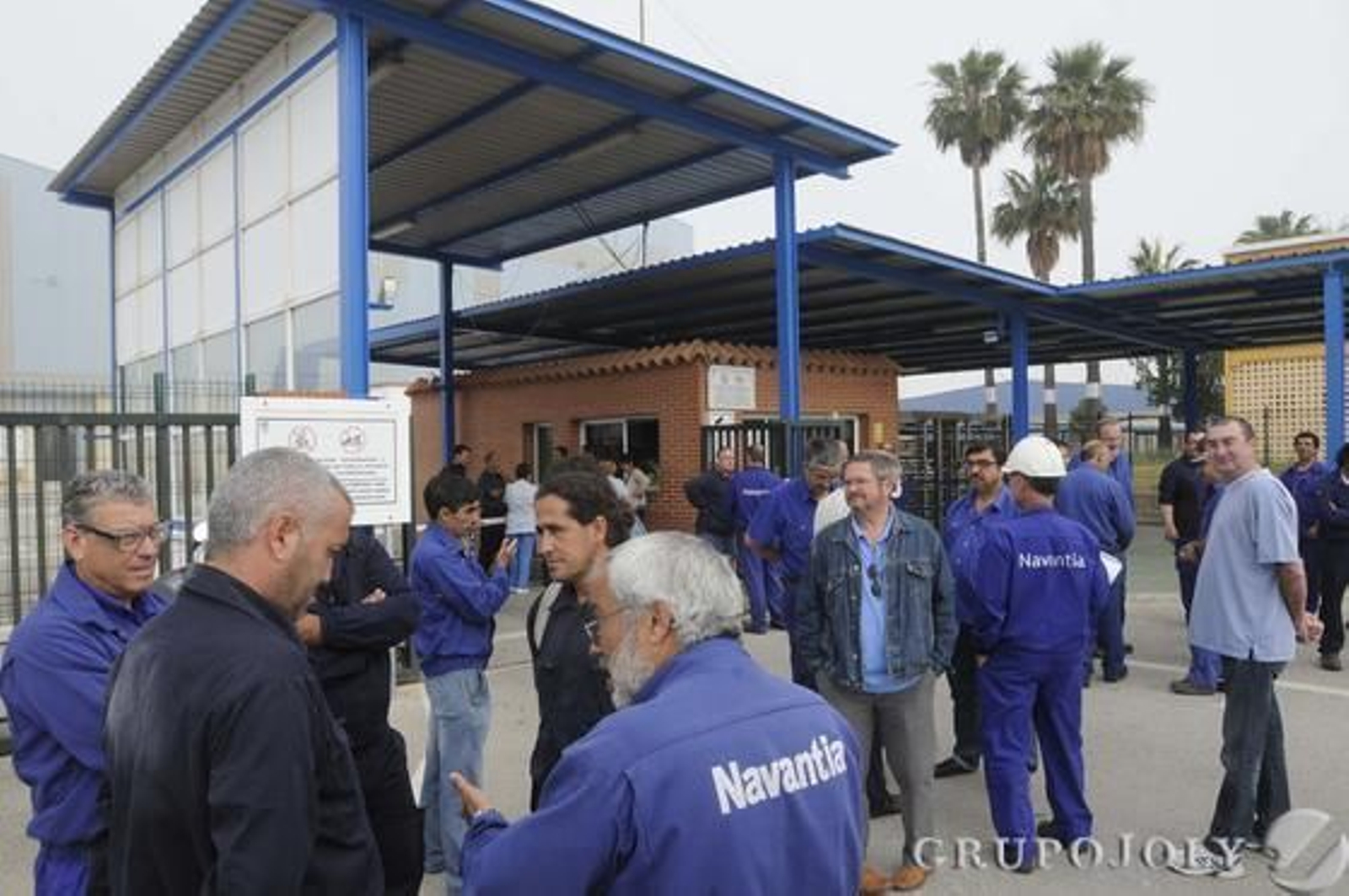 Los trabajadores de Navantia derribaron barreras y farolas y quemaron el pórtico de entrada al puente José León de Carranza.

Foto: Borja Benjumeda