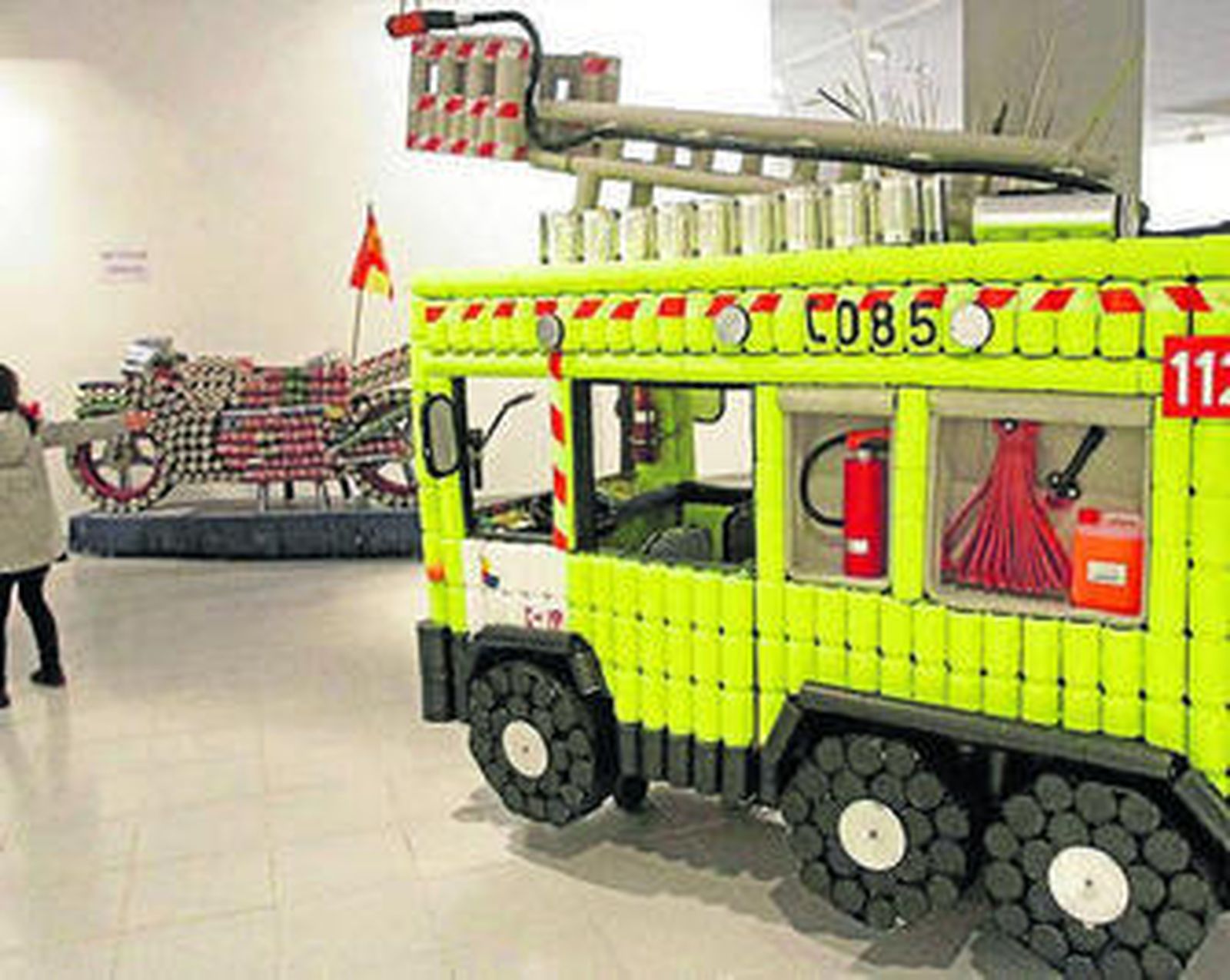 Imagen del camión de latas y la moto GP, al fondo, ayer.