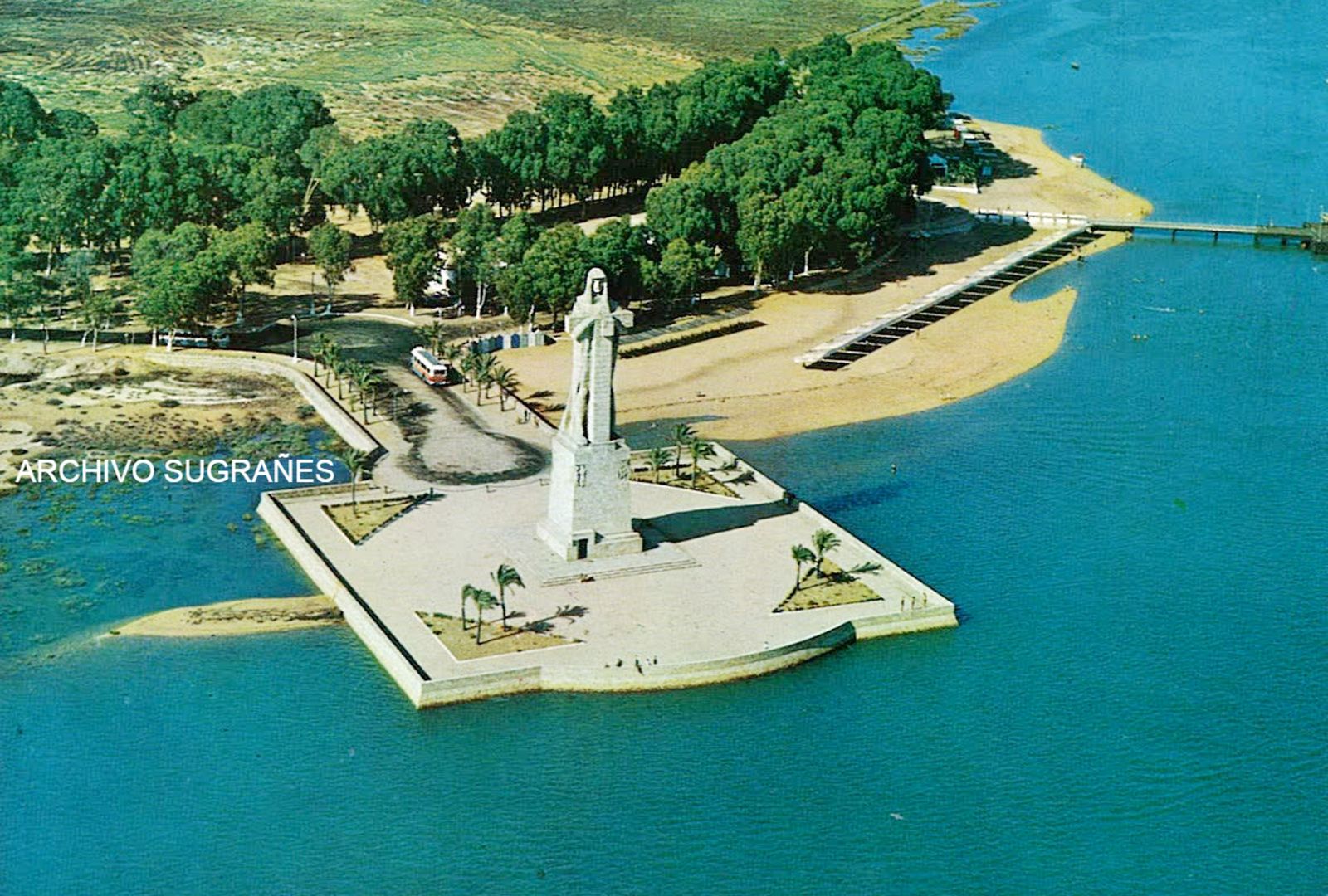 Vista aérea del Monumento a Colón, donde se ve cómo comienza el deterioro por los autobuses.