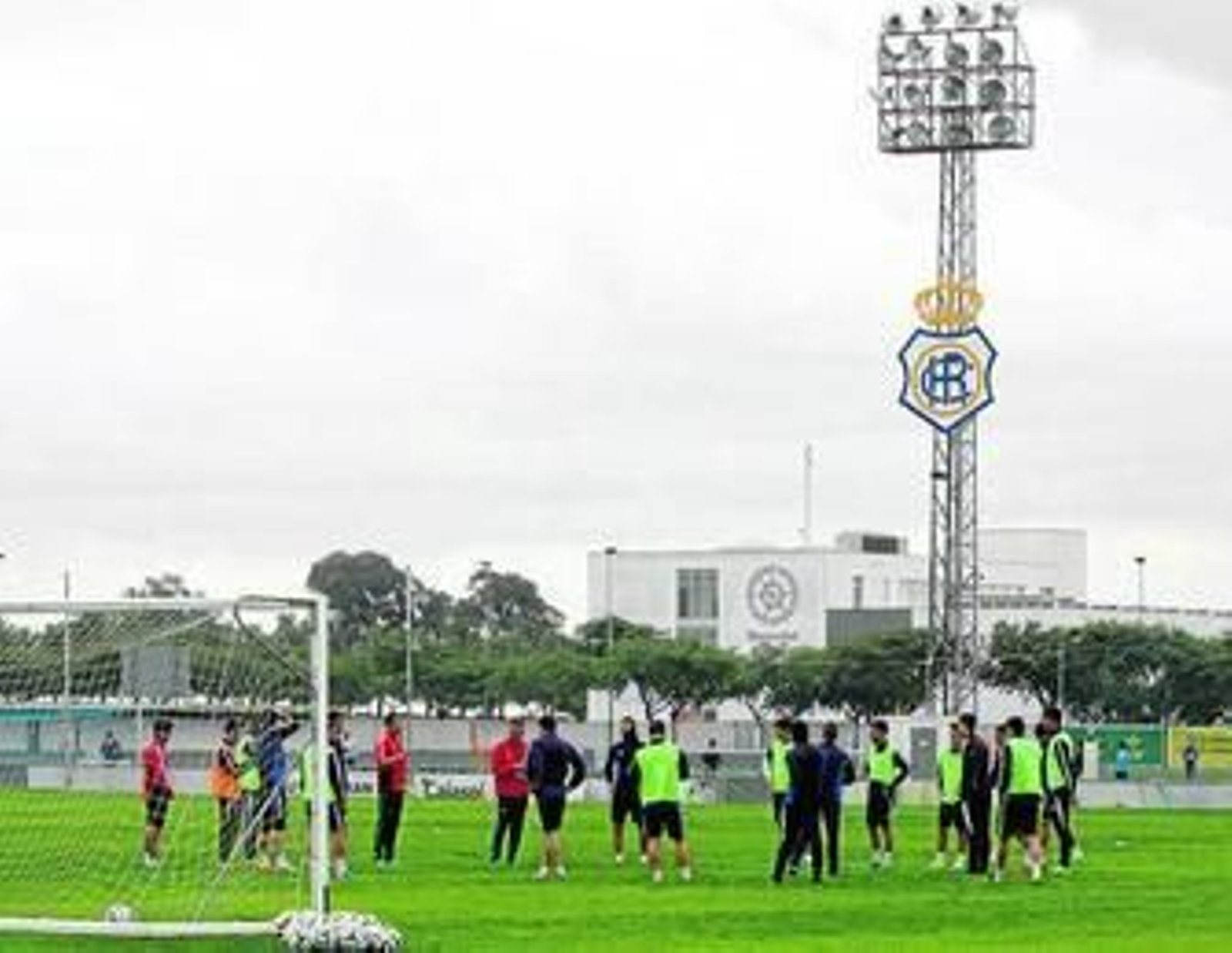 La primera plantilla, durante un entrenamiento en la Ciudad Deportiva Decano del Fútbol Español.
