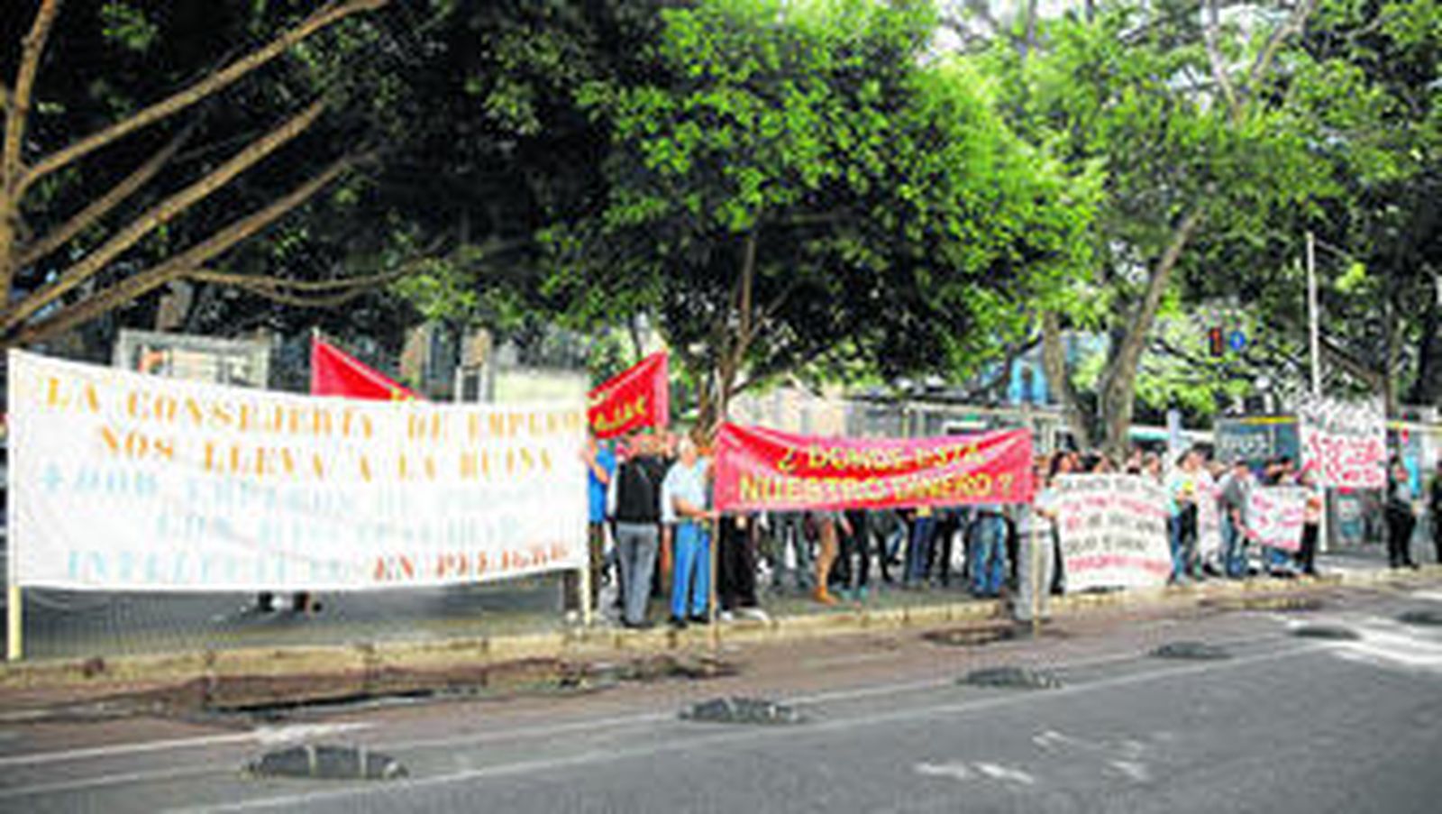 Discapacitados durante su protesta ante la Delegación del Gobierno de la Junta.