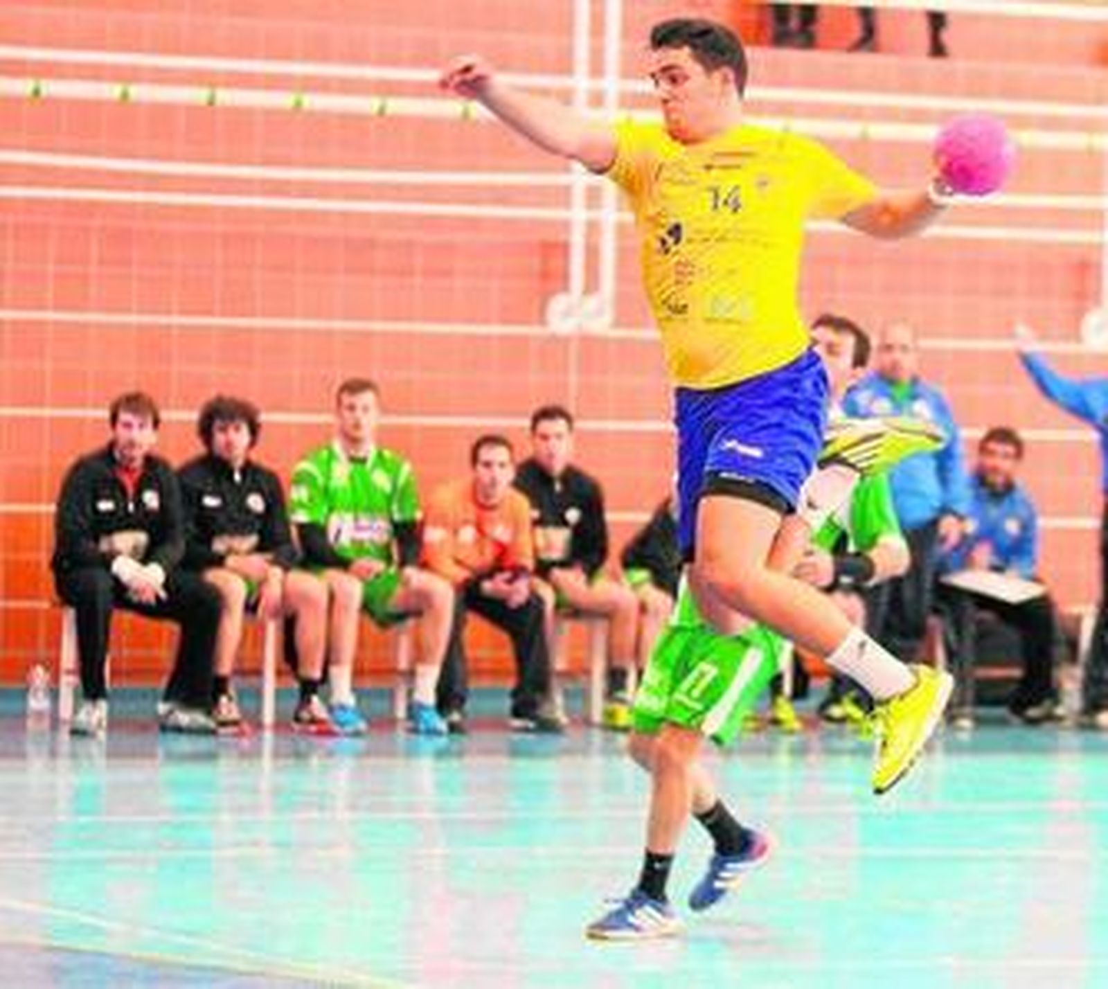 Dani Podadera, en el aire, se dispone a lanzar.