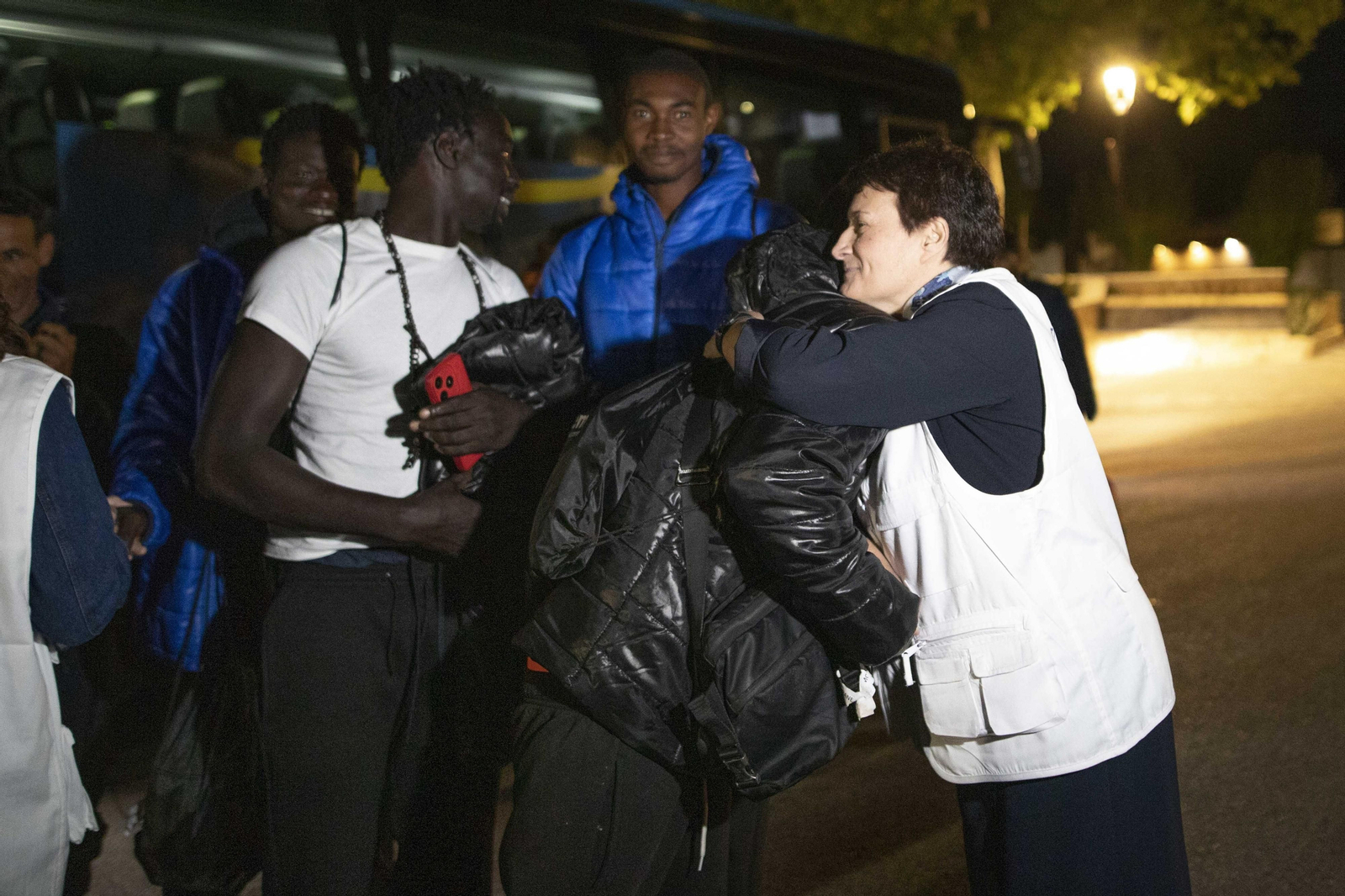 Así ha sido la llegada al albergue granadino de Víznar de más de un centenar de migrantes llegados de Canarias