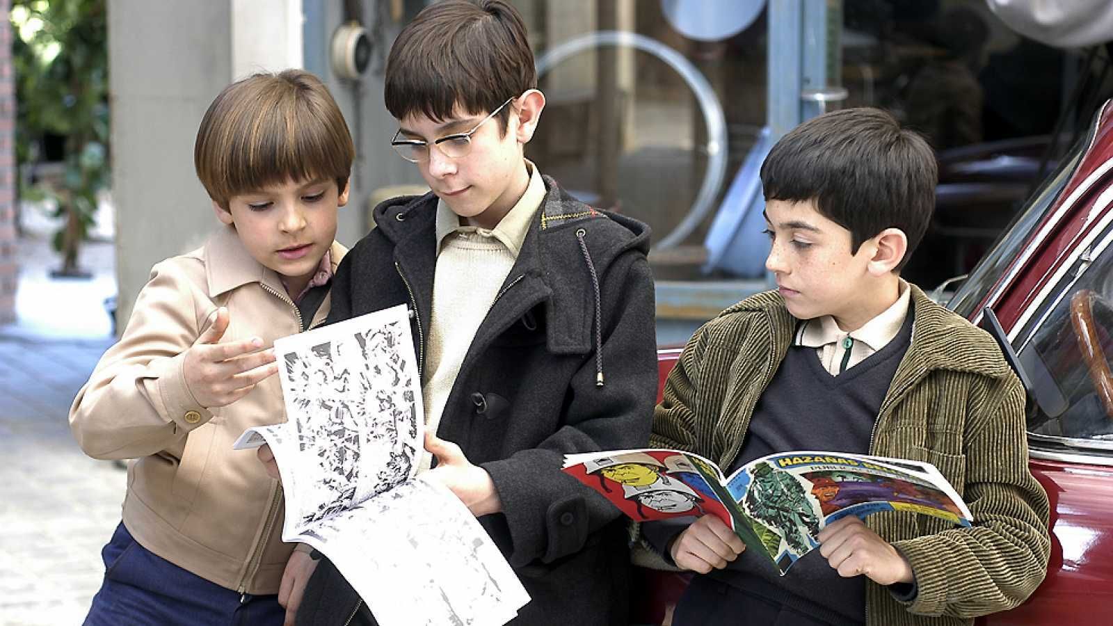 Santiago Crespo, derecha, como Josete de niño, con Carlos y Luis (Ricardo Gómez y Manuel Dios)