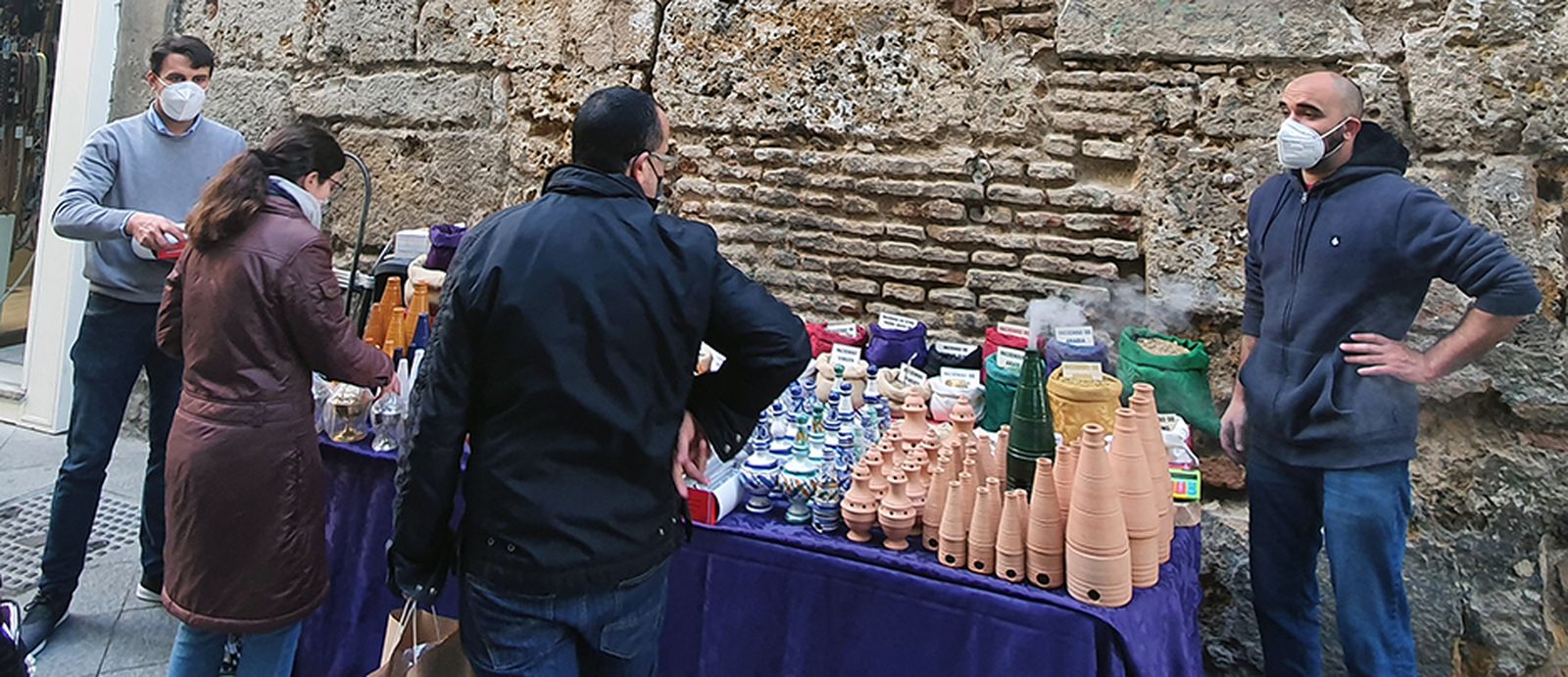Los hermanos Fiances, atendiendo en su puesto de la calle Córdoba.